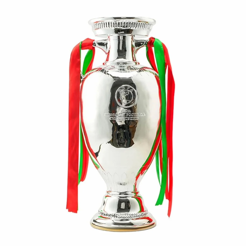 Replika trofeum mistrzostw Europy w piłce nożnej, posrebrzana z czerwonymi i zielonymi wstążkami, model pucharu z trofeum symulacyjnego, dekoracyjna nagroda sportowa, artystyczna dekoracja, pamiątki