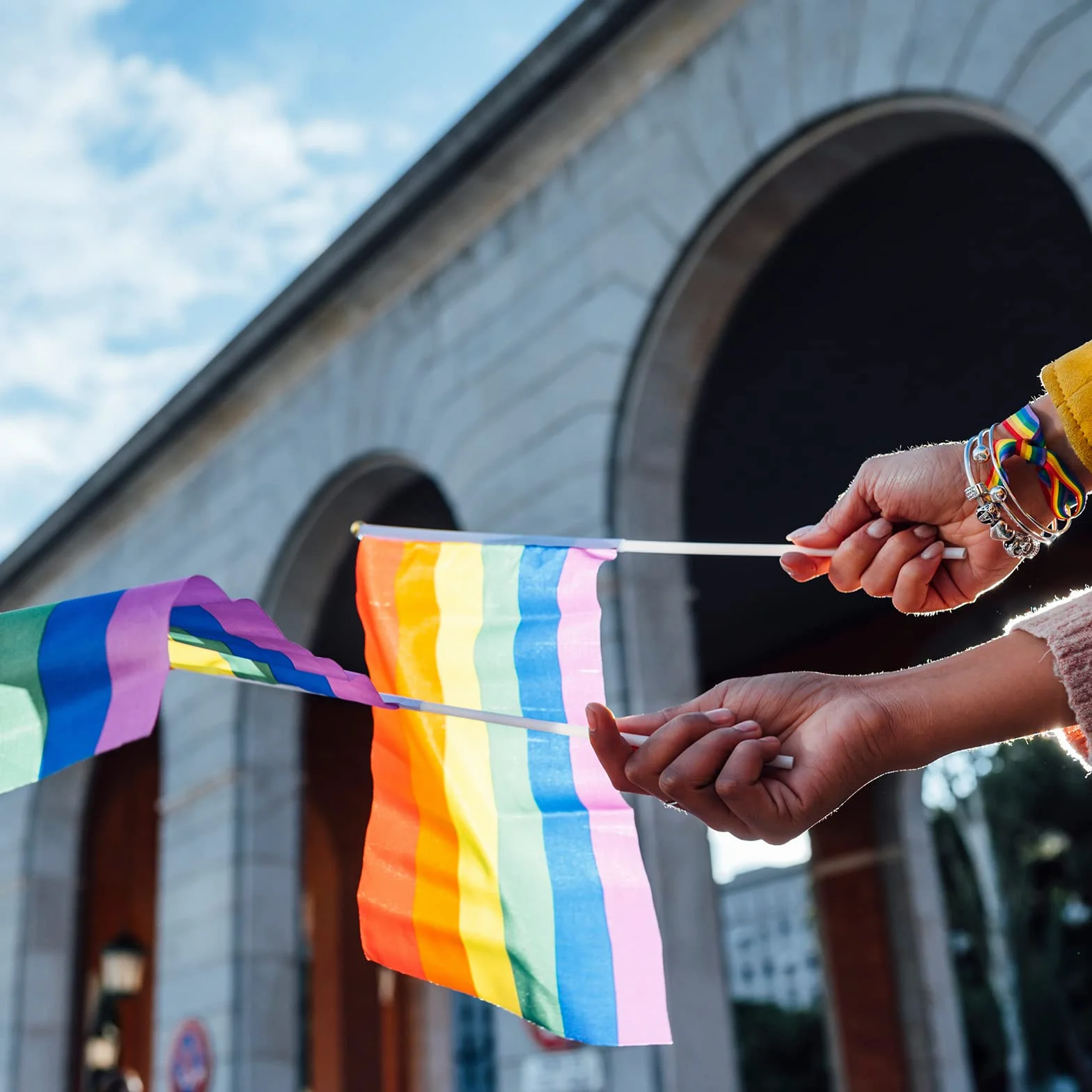 TRIXES 15 sztuk tęczowych flag machających – LGBTQ+ Pride / NHS banery z patyczkami na dłonie, akcesoria na imprezę paradę, festiwal, dekoracje ścienne do domu, samochodu i ogrodu, słupy 20 x 28 cm /