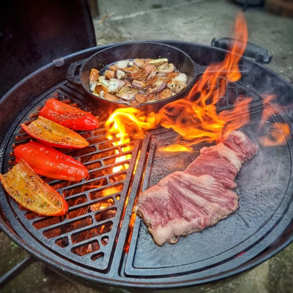 BBQ-Toro Żeliwny zestaw plancha i płytek grillowych, Ø 54,5 cm, 3 strefy grillowe, pasuje do grilla kulistego 57 cm