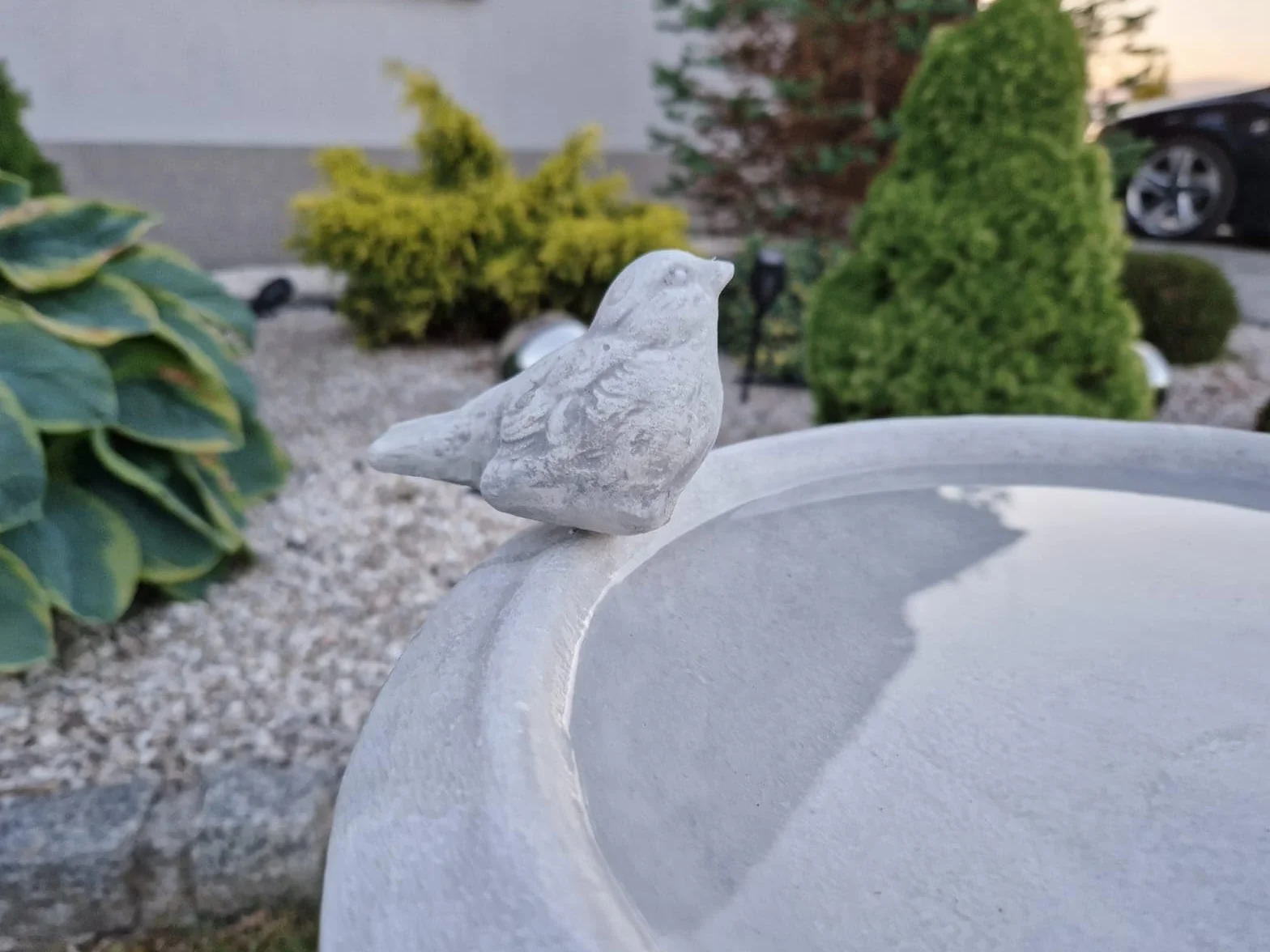 Ozdoba ogrodowa z odlewu - antyczna kąpiel dla ptaków na ozdobnej kolumnie