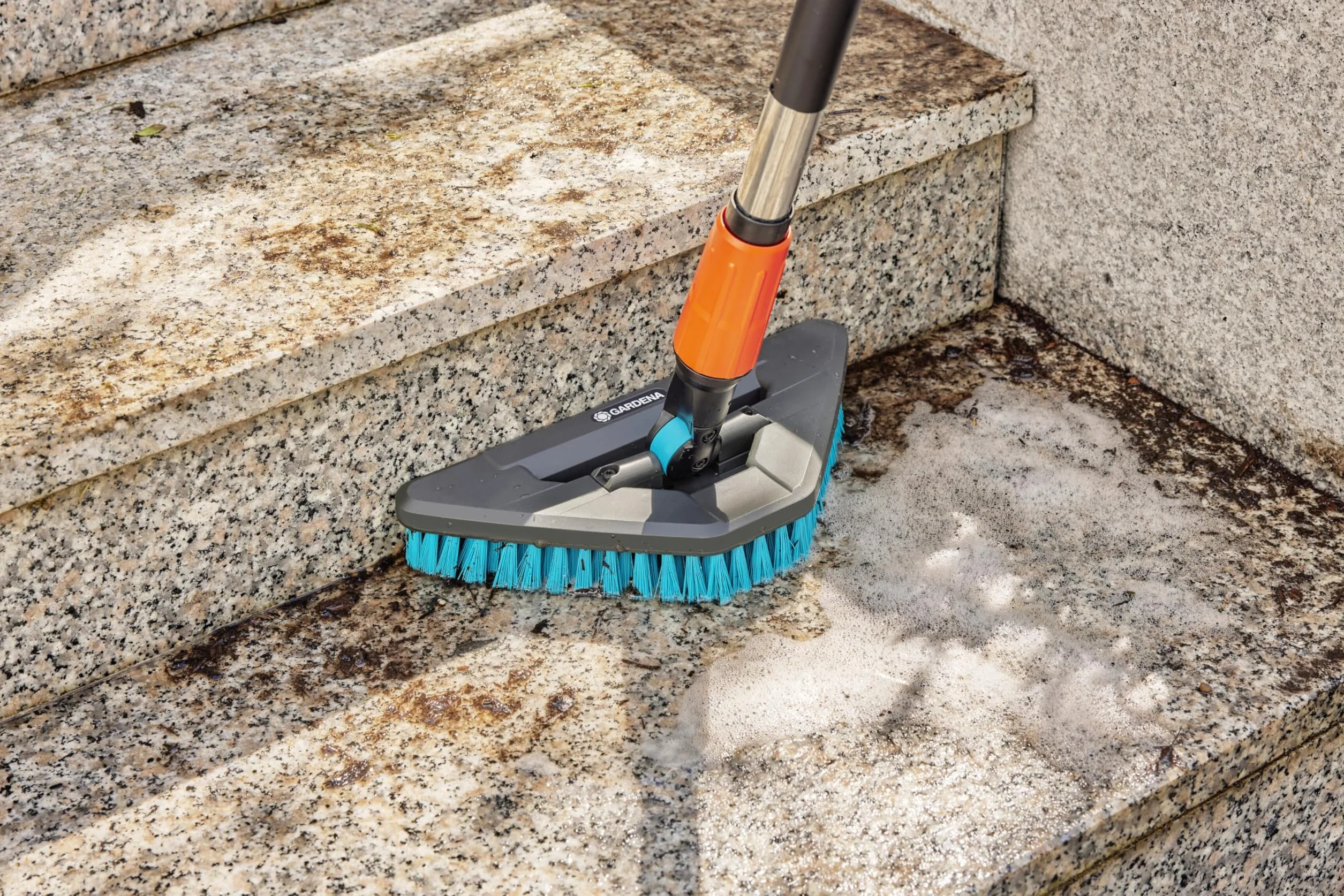 Gardena Szczotka do trzonka Cleansystem hard flex: do czyszczenia niewrażliwych powierzchni, trójkątny kształt, twarde włosie, połączenie z Cleansystem, do większych powierzchni (18814-20)