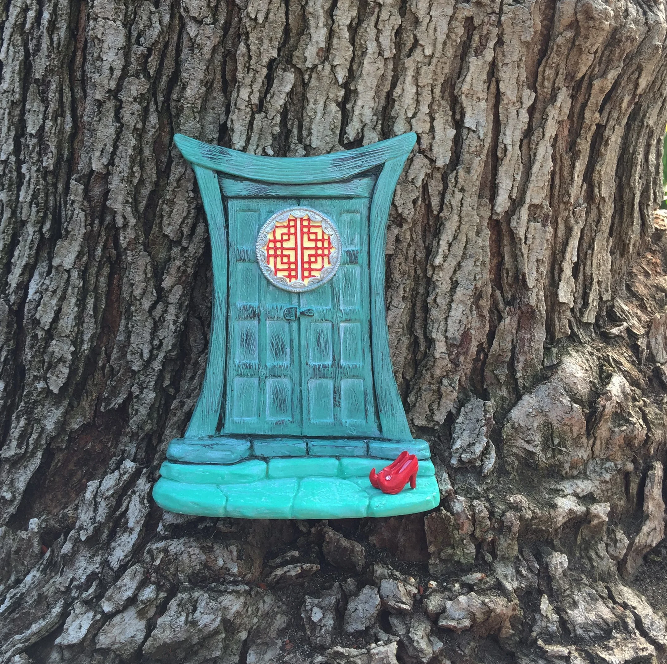 Miniaturowe drzwi wróżki zen do miniaturowych wróżek ogrodowych i krasnali - piękne turkusowe miniaturowe drzwi w stylu azjatyckim ze zdejmowanymi czerwonymi butami wróżki