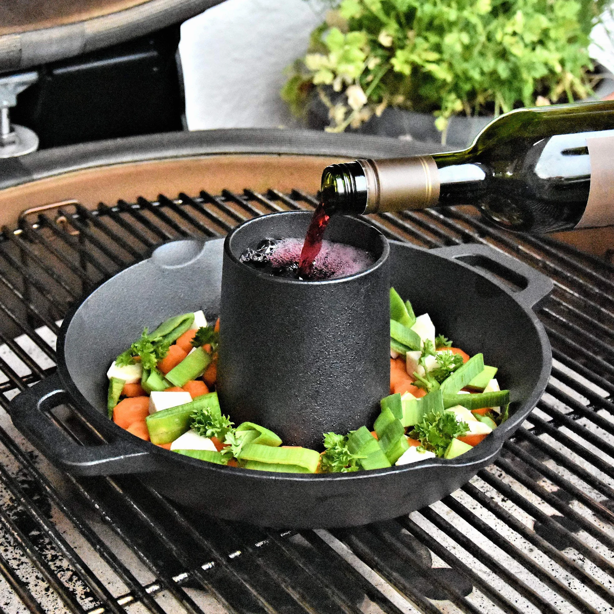 BBQ-Toro Gusseisen Hähnchenbräter Ø 28 cm | Ø 6 cm Aroma- Kegel | Geflügelbräter für Grill und Backofen | Chicken Roaster mit Aroma-Kegel und Auffangschale