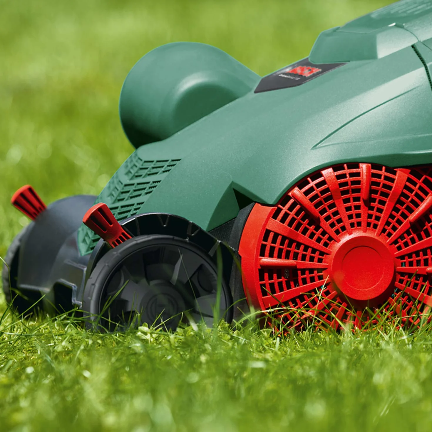 Bosch UniversalRake 900 elektryczny aerator do trawnika (900 W, szerokość robocza: 32 cm, pojemność pojemnika na trawę: 50 l, w kartonie)