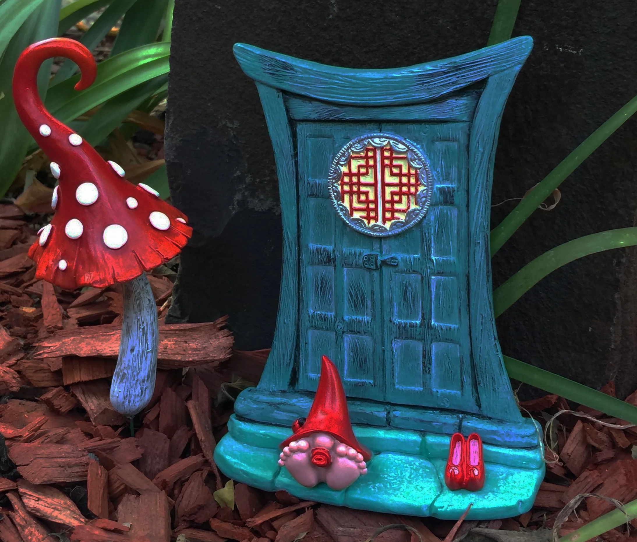 Miniaturowe drzwi wróżki zen do miniaturowych wróżek ogrodowych i krasnali - piękne turkusowe miniaturowe drzwi w stylu azjatyckim ze zdejmowanymi czerwonymi butami wróżki