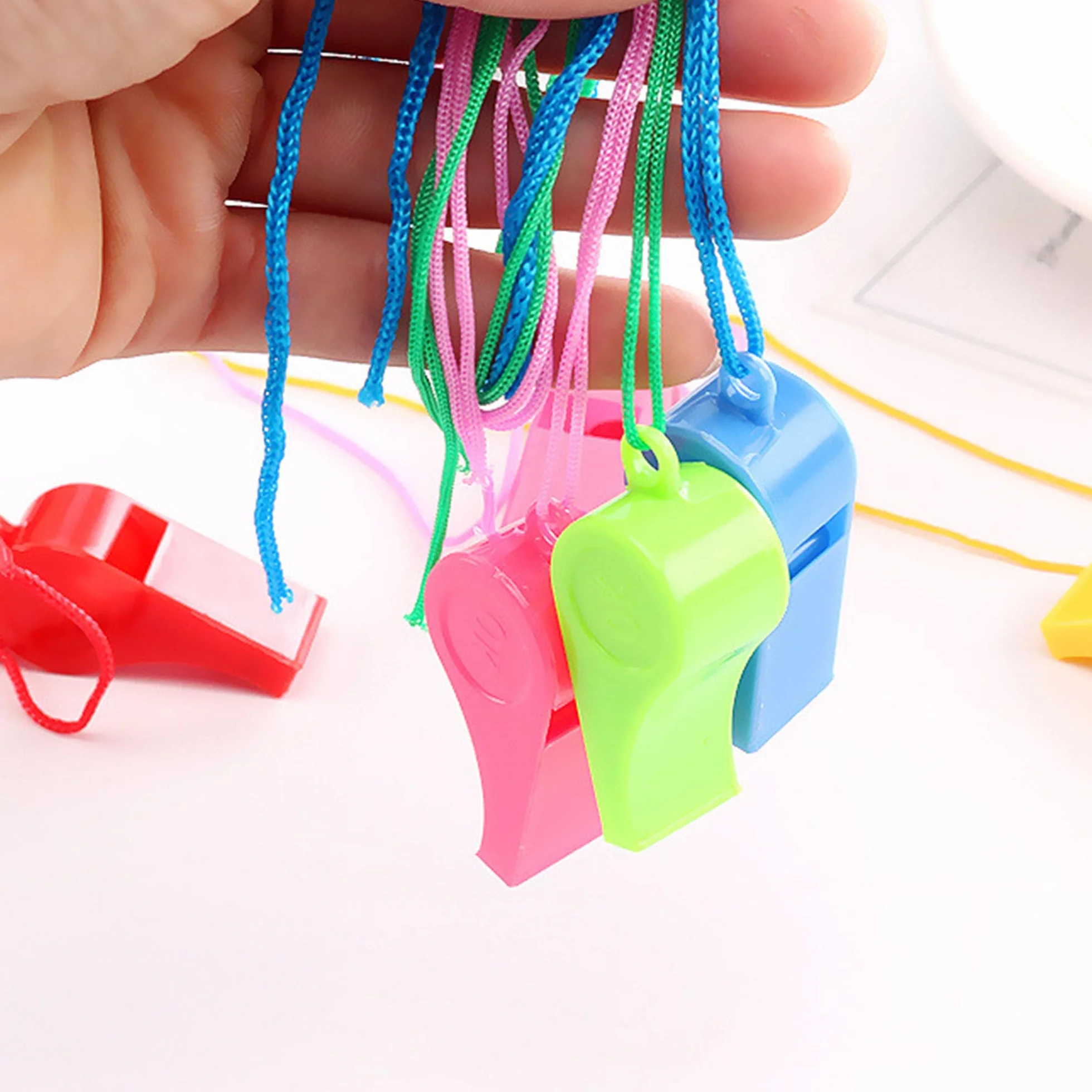 YUEMING 5 sztuk Plastikowe gwizdki na kółkach, Whistle Arbiter dziecięcy trener głośny gwizdek ze sznurkiem do koszykówki sportowej 4,8 x 2,2 cm kolor losowy