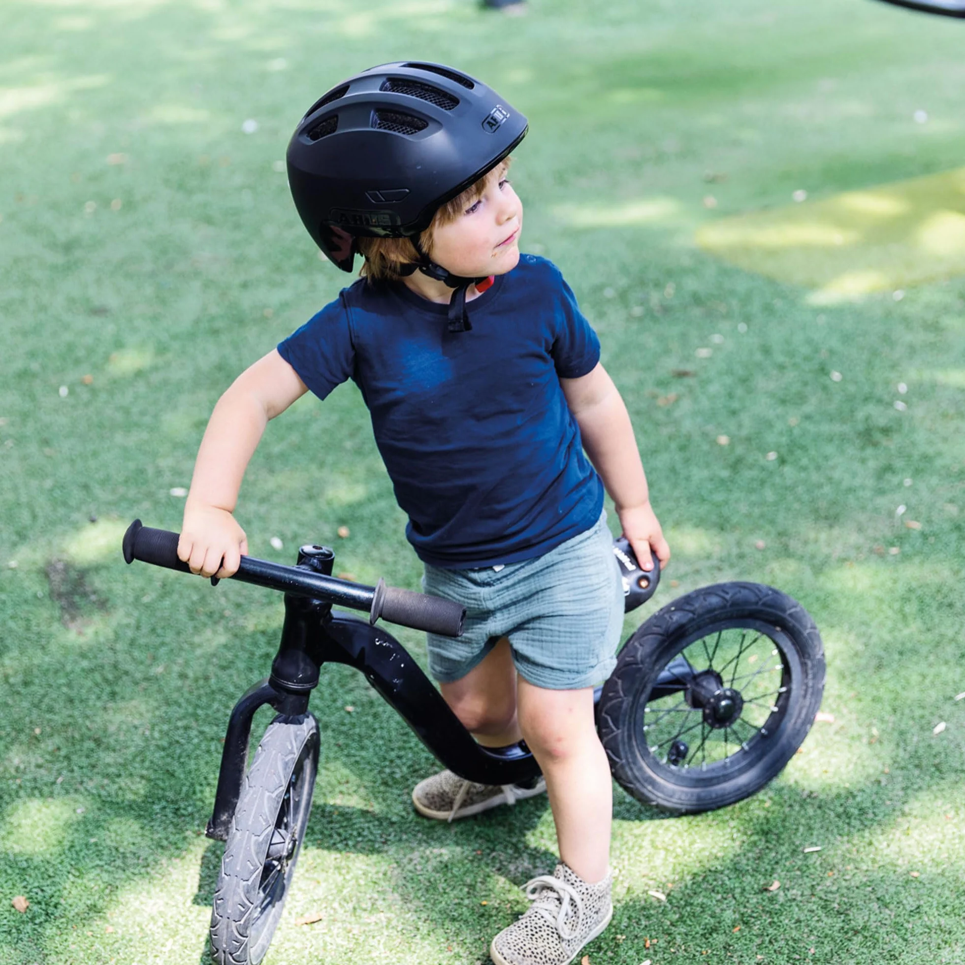 ABUS Kask dzieci?cy Smiley 3.0 – kask rowerowy o g??bokim dopasowaniu, wzornictwo odpowiednie dla dzieci i miejsce na warkocz – dla dziewcz?t i ch?opców – fioletowy ze wzorem sowy, rozmiar S
