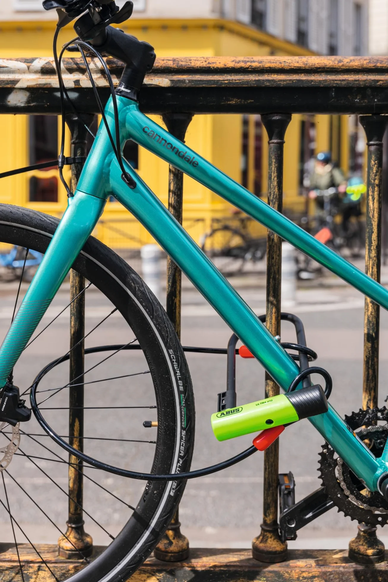 ABUS Zamek pałąkowy 410 K Ultra do rowerów i skuterów elektrycznych, z praktycznym uchwytem do transportu na rowerze, akcesoria rowerowe, wariant 150HB140, zielony + Cobra 10/120