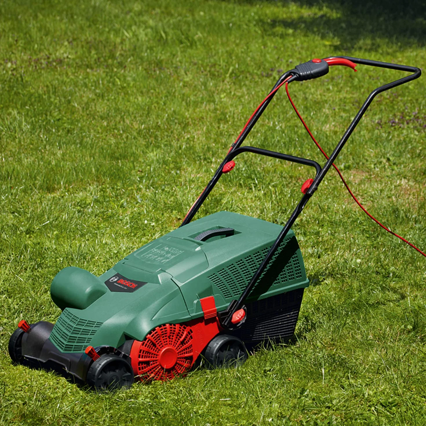 Bosch UniversalRake 900 elektryczny aerator do trawnika (900 W, szerokość robocza: 32 cm, pojemność pojemnika na trawę: 50 l, w kartonie)