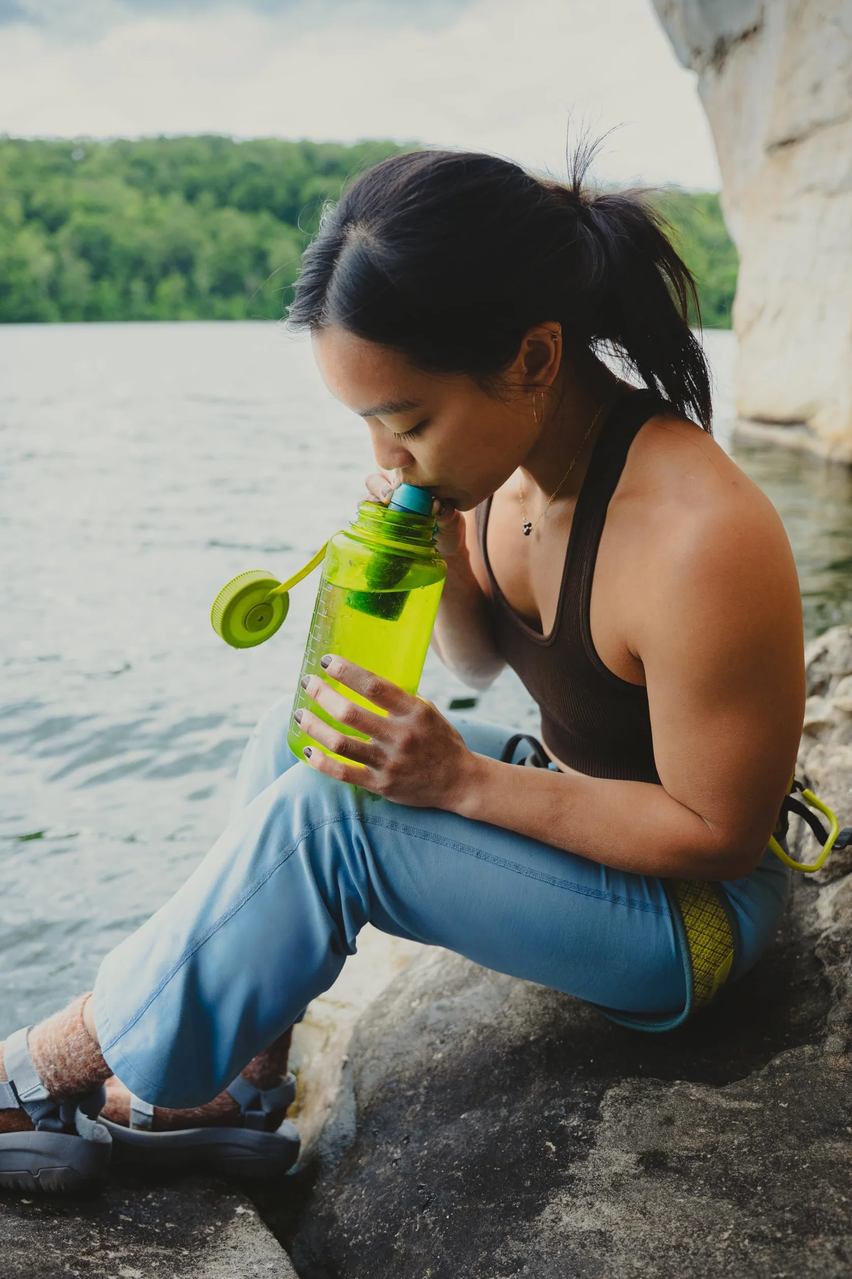 Lifestraw Peak Series Solo - indywidualny filtr wody do wędrówek, biwakowania, podróży, przetrwania, eliminuje bakterie, szkodniki i mikroplastiki, niebieska malina