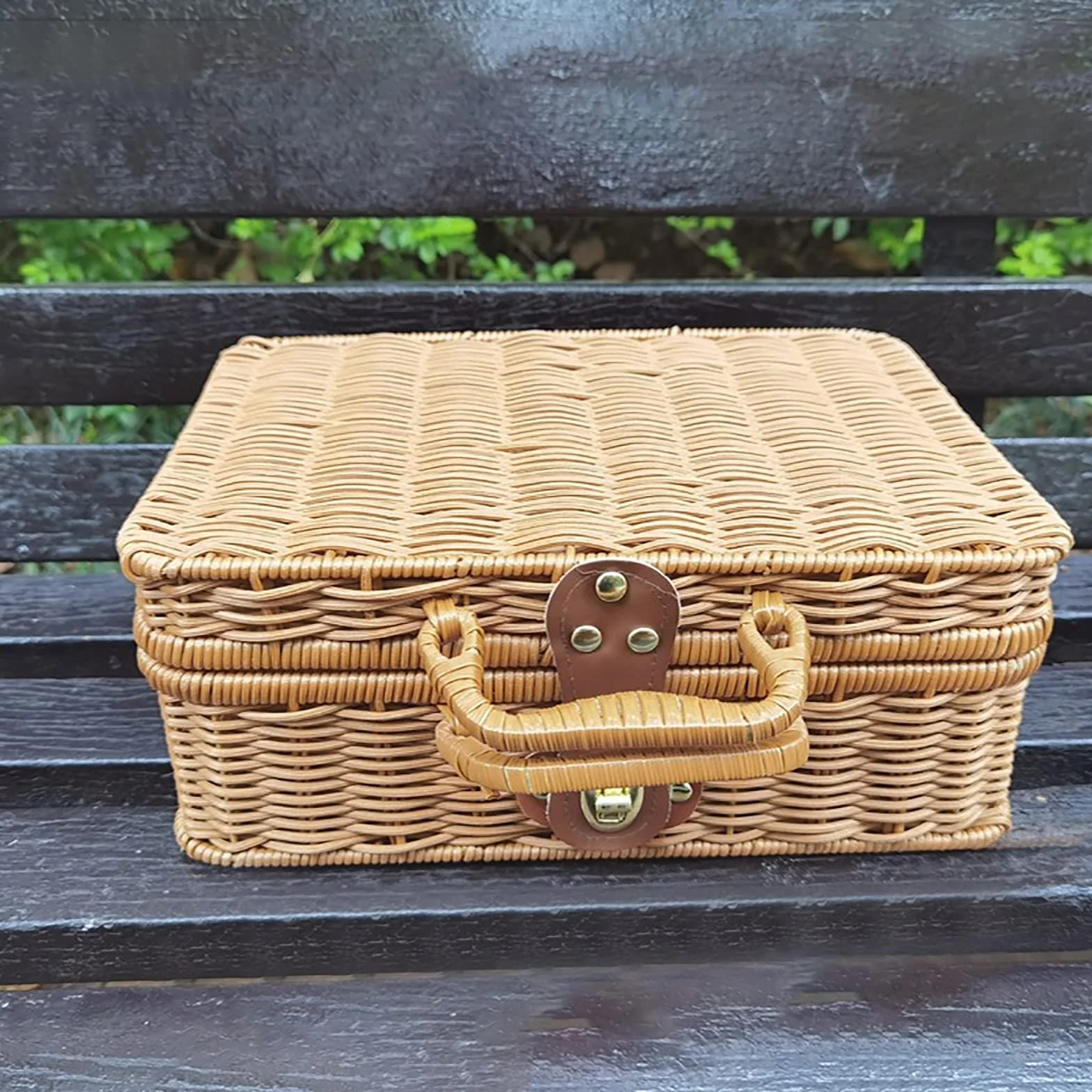 Rattanowy Kosz do Przechowywania Walizek, Plastikowa Walizka Wiklinowa Retro, Ręcznie Tkane Kosze Odbiorcze z Uchwytami, Rustykalne Kosze Wiklinowe, Wiklinowy Kosz Piknikowy na(29,5 x 21 x 12 cm)