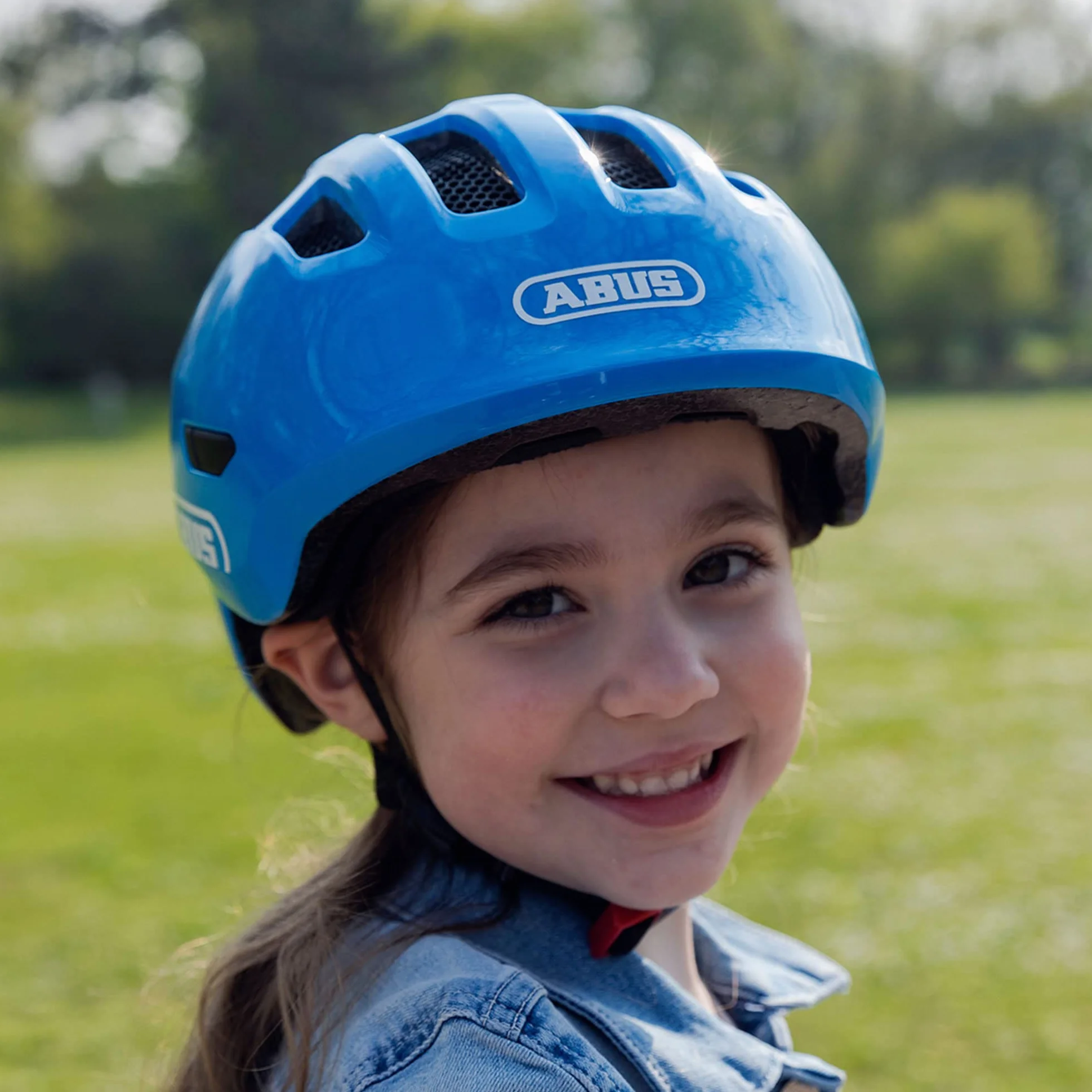 ABUS Smiley 3.0 kask dziecięcy z głębokim dopasowaniem, miejsce na warkocz