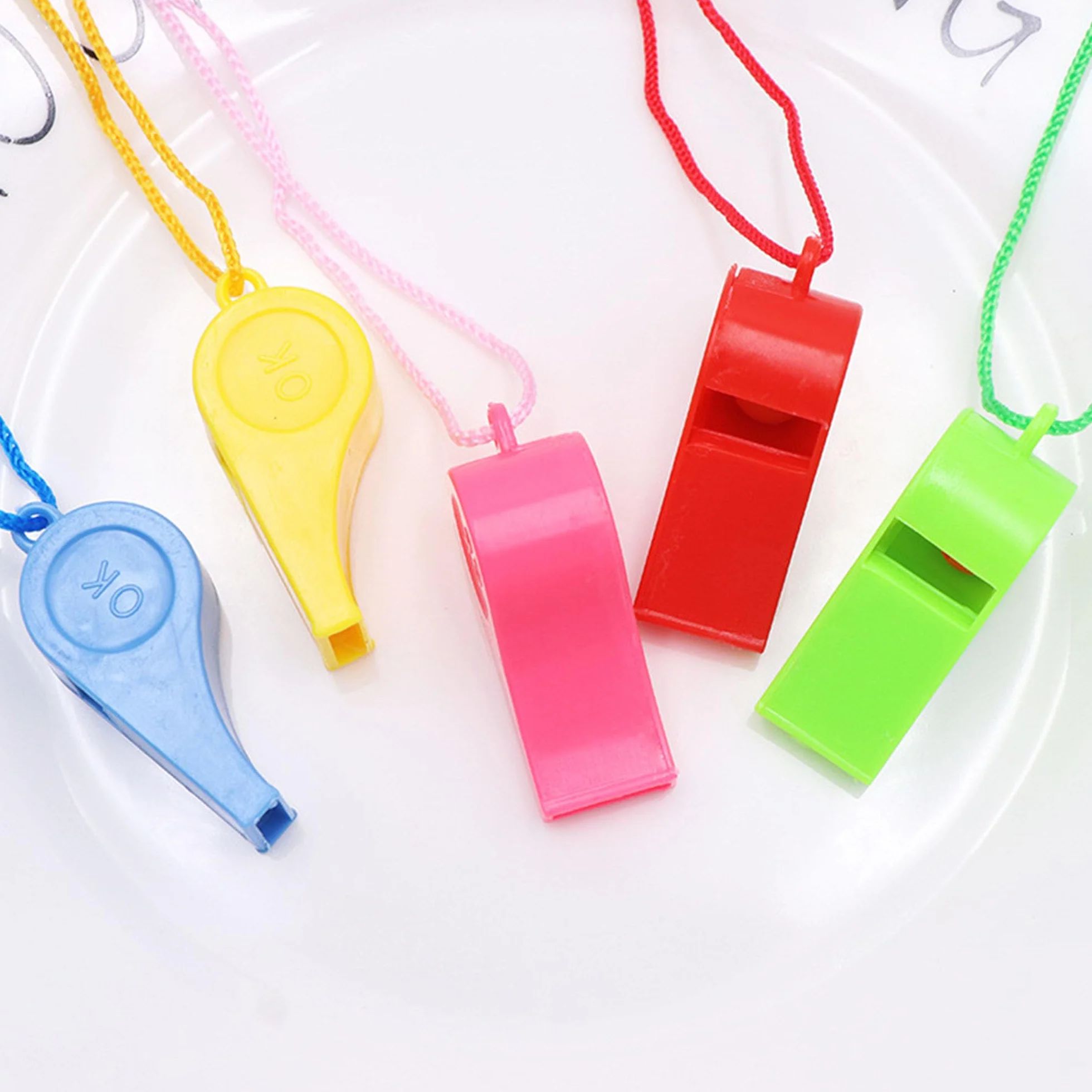 YUEMING 5 sztuk Plastikowe gwizdki na kółkach, Whistle Arbiter dziecięcy trener głośny gwizdek ze sznurkiem do koszykówki sportowej 4,8 x 2,2 cm kolor losowy