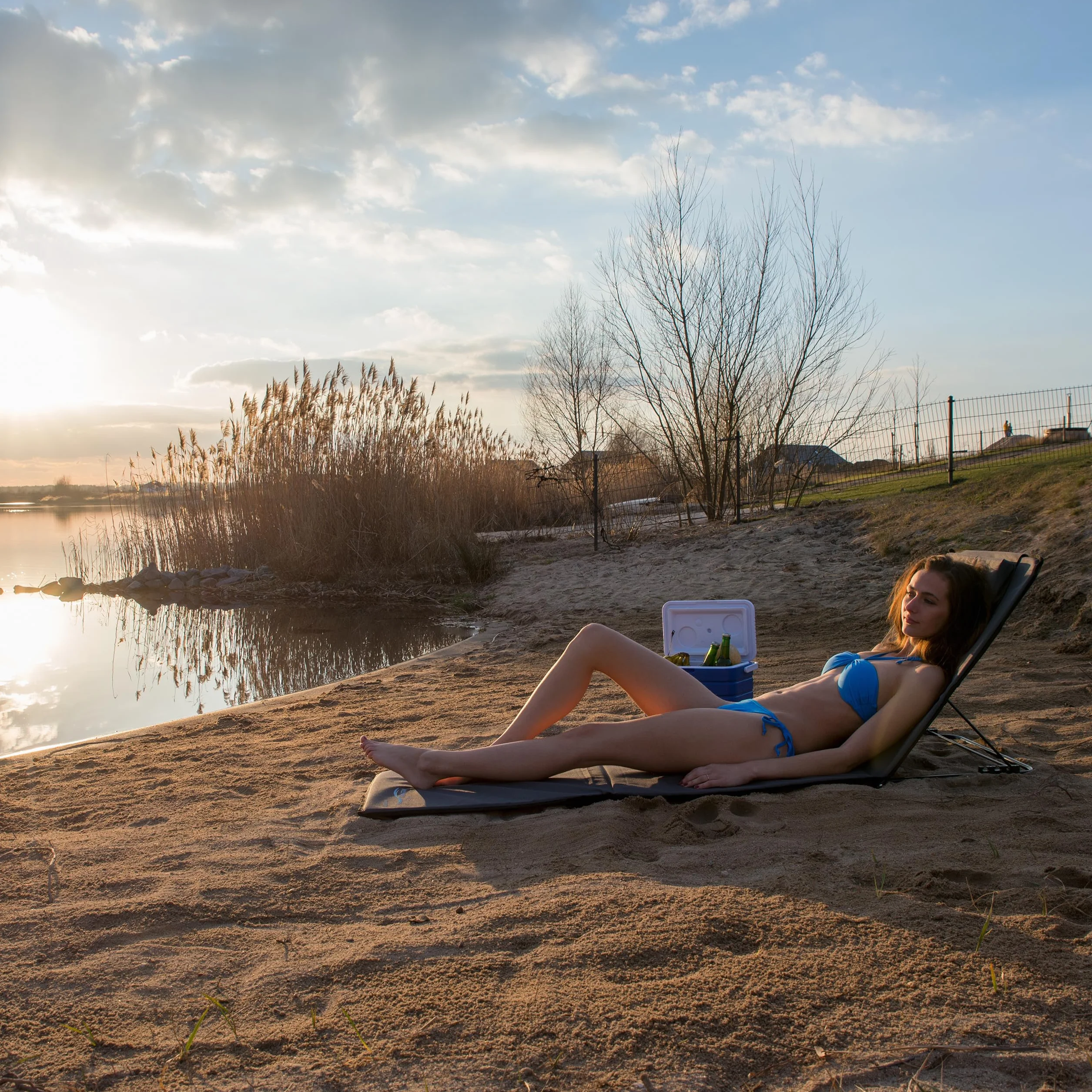 Relaxdays Beach Mat XXL, wyściełany leżak z poduszką, 60x195 cm, regulowany leżak plażowy z torbą do przenoszenia, szary