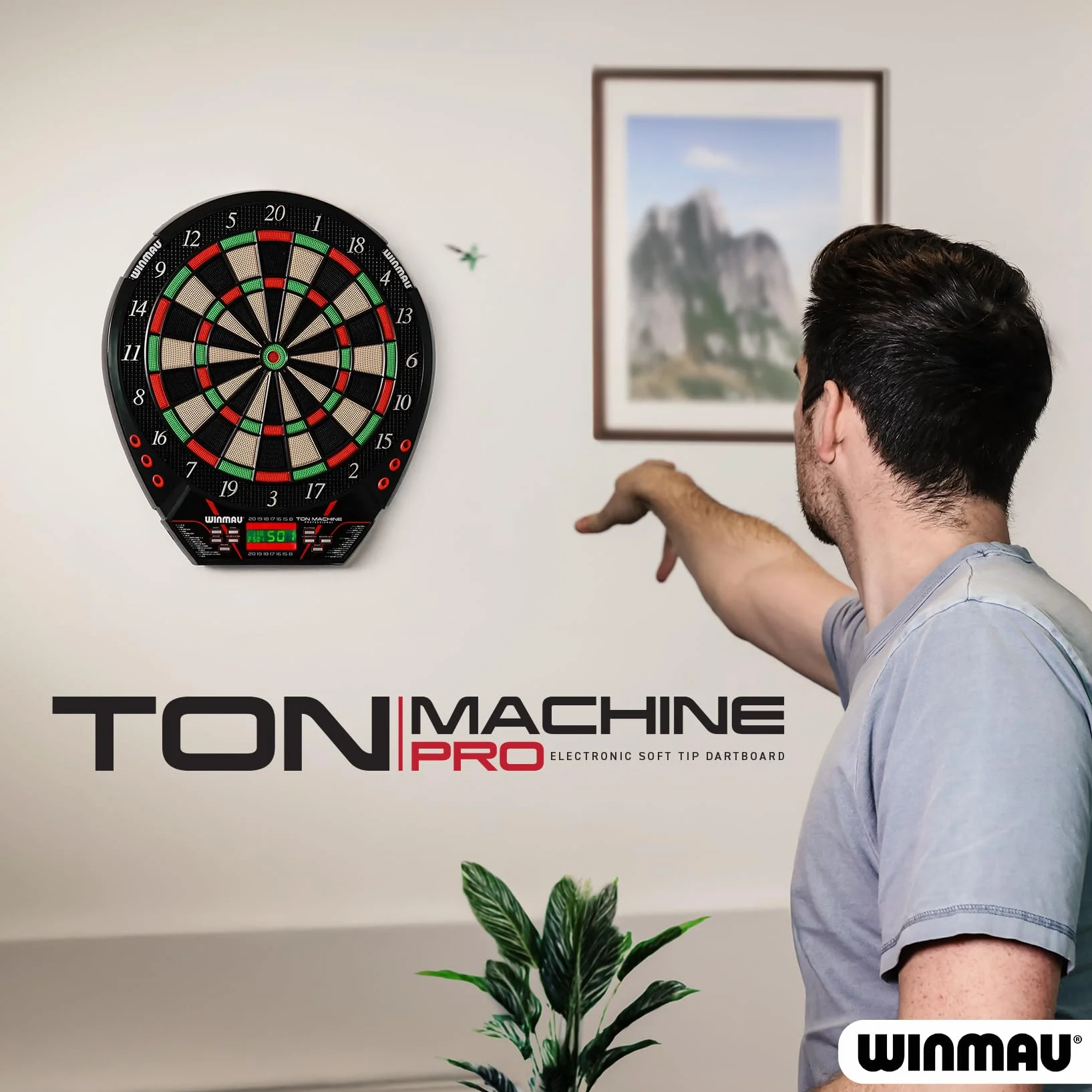 Winmau Darts - Ton Machine Elektroniczna tarcza do rzutek z ponad 90 grami i cyfrową tablicą wyników dla 8 graczy - 2 zestawy rzutek z miękką końcówką, linia oche & plastikowe końcówki do rzutek