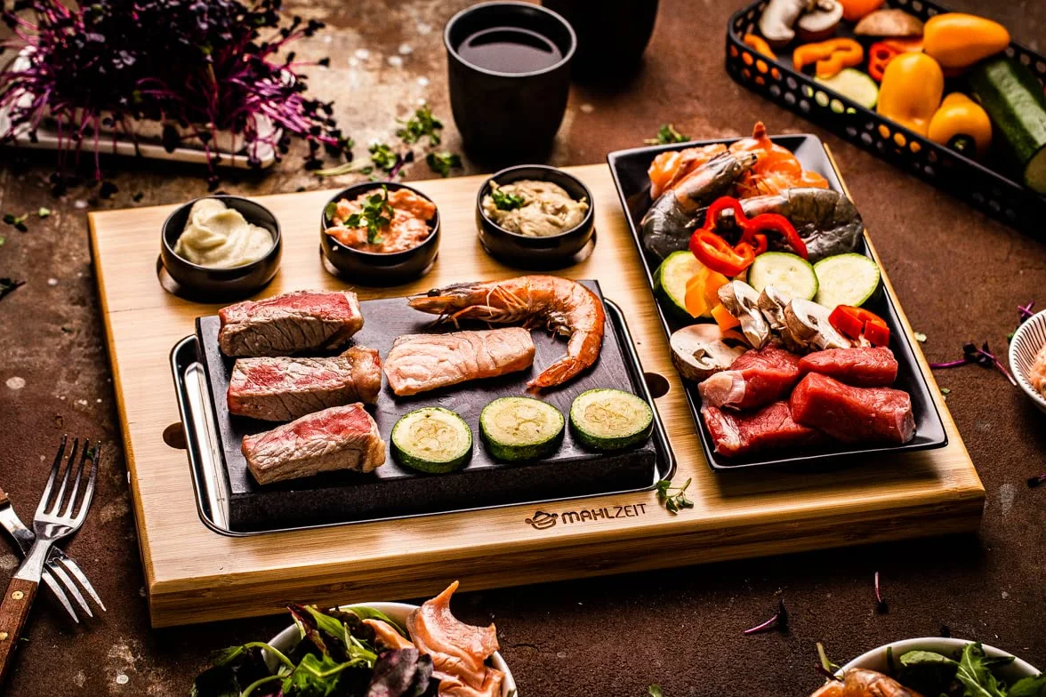 Mahlzeit Zestaw z kamieniem lawowym, gorący kamień z talerzem i praktyczną drewnianą deską bambusową, do grillowania steków na gorącym kamieniu (model nr 3: 7-częściowy)
