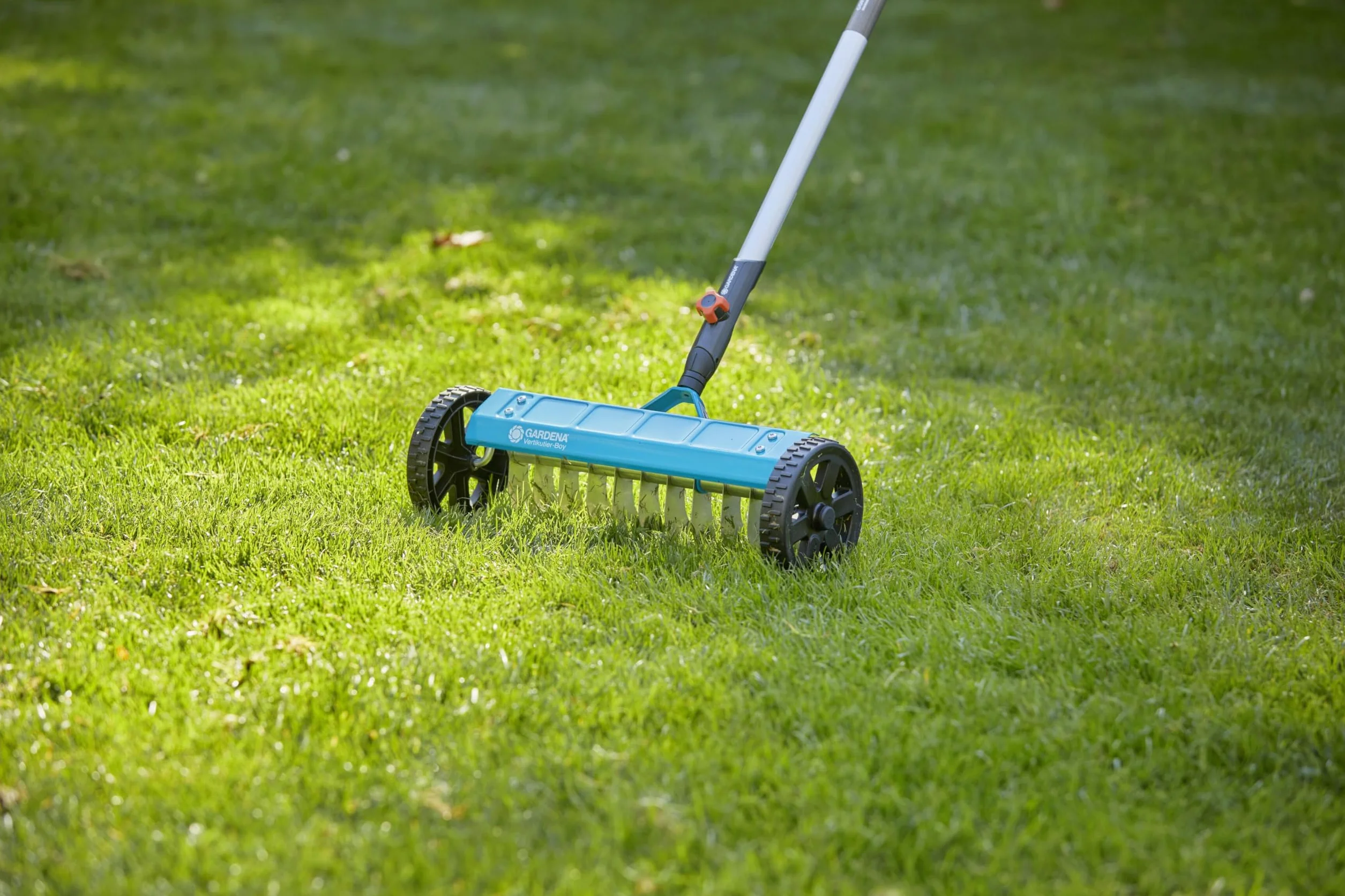 Gardena combisystem wertykulator na kółkach: wertykulator ręczny do usuwania mchu, chwastów i filcu trawnikowego, szerokość robocza 32 cm, wytrzymałe kółka i podnoszona oś ułatwiające pracę (3395-20)