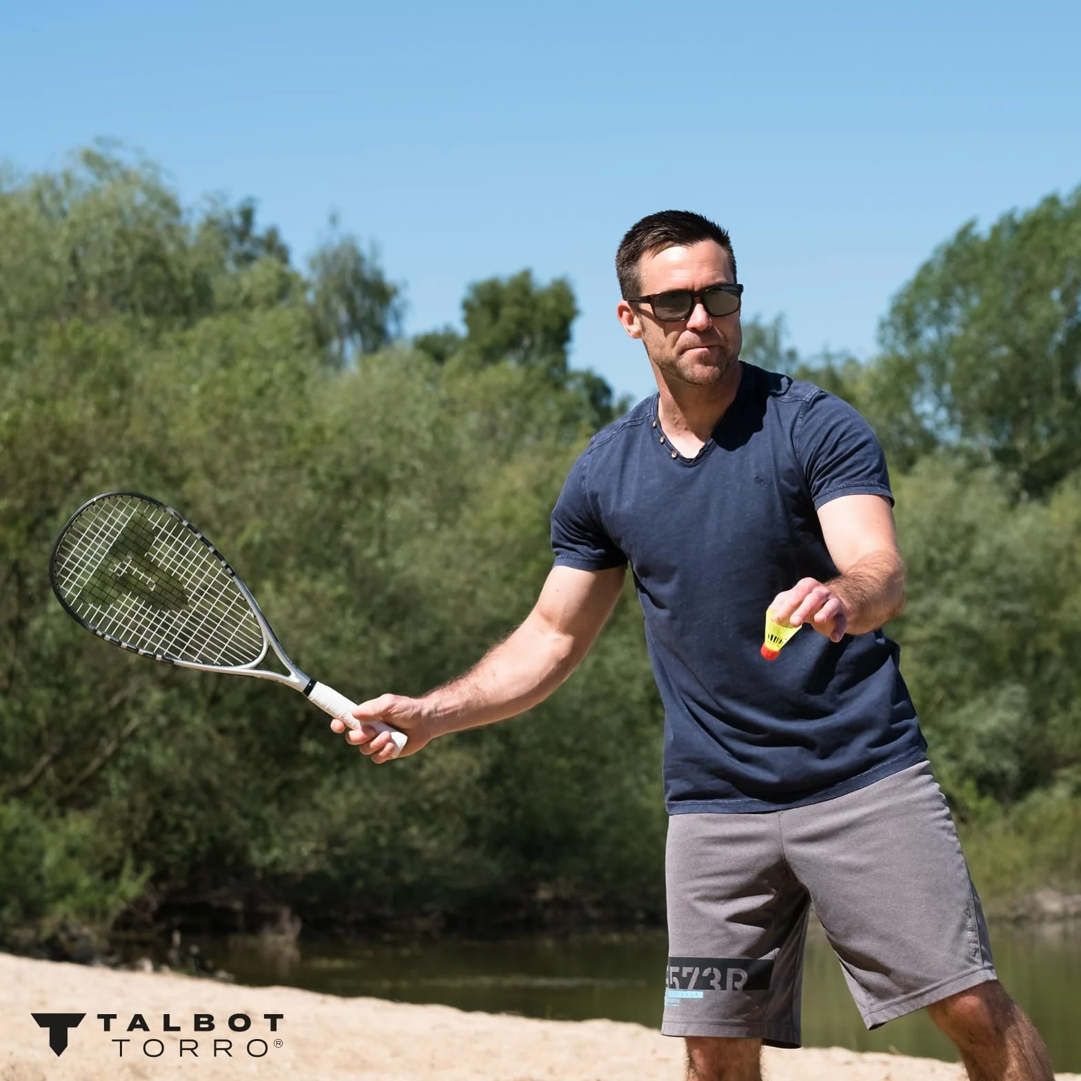 Talbot-Torro Speed-Badminton zestaw premium Speed 7700, 2 mocne grafitowe rackety, 6 odpornych na wiatr lotek, system linii do oznaczania pola gry, w modnym plecaku, 490117