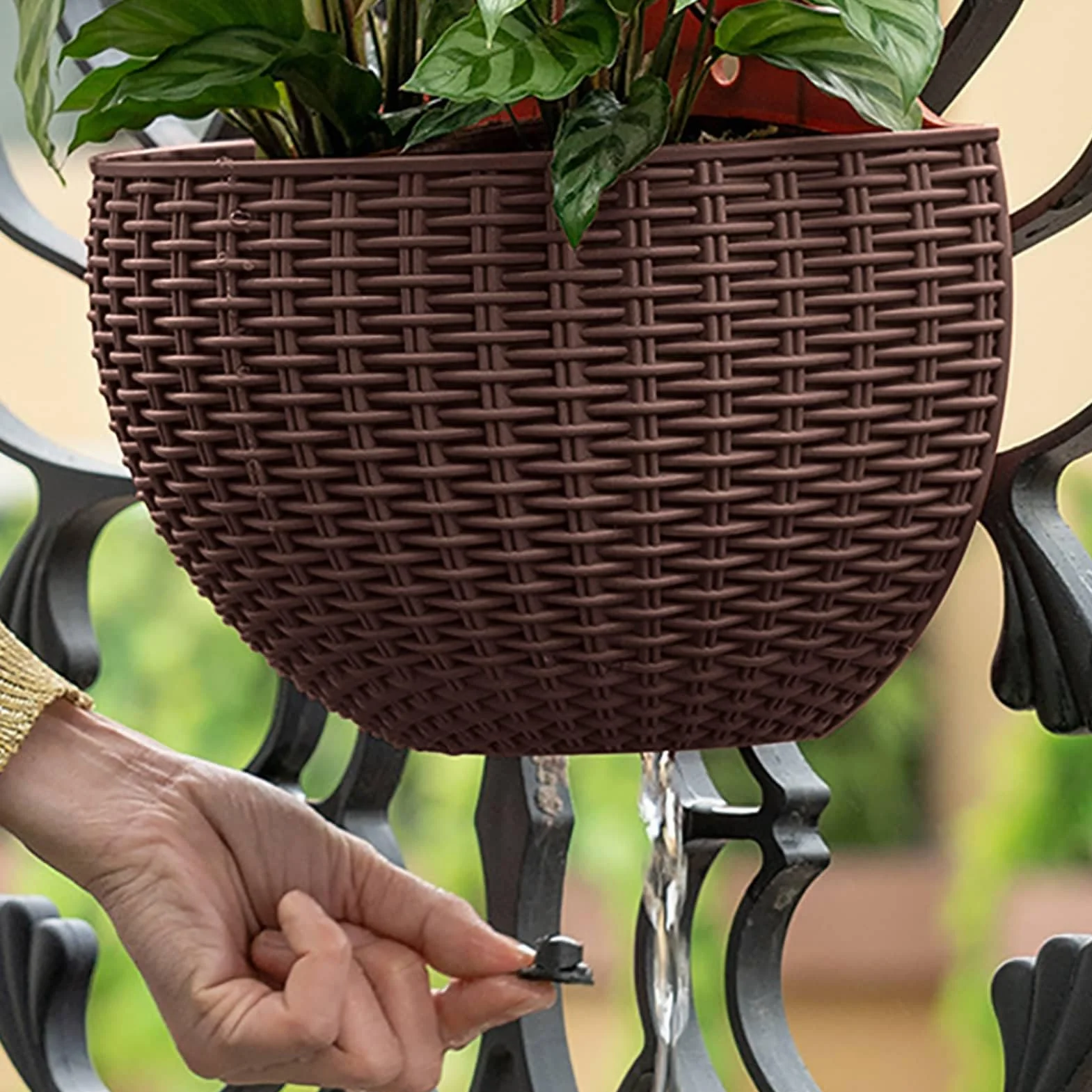 Imitacja rattanowa wisząca doniczka na kwiaty, półkole wiszące doniczki, ogrodzenie balkonowe, wewnątrz, na zewnątrz, dekoracja domu, biura, z haczykami