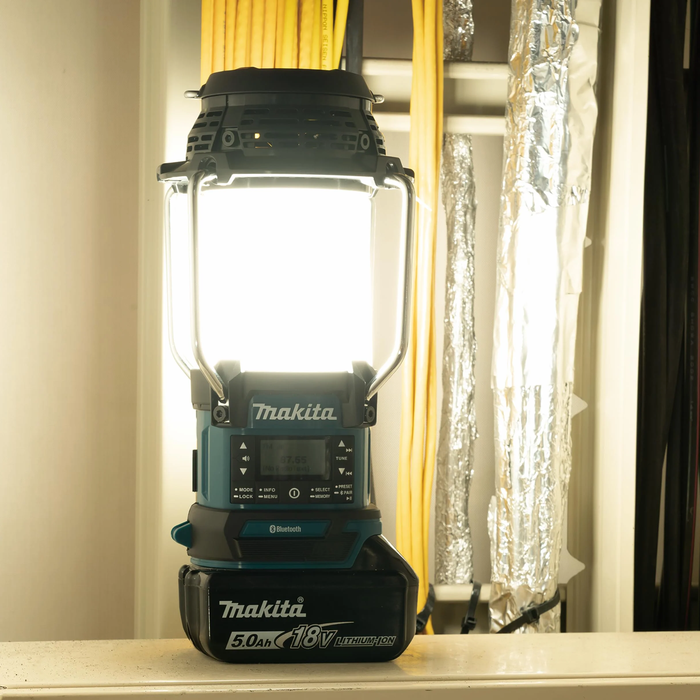 Makita DMR056 14,4 V/18 V litowo-jonowe radio LXT z latarnią