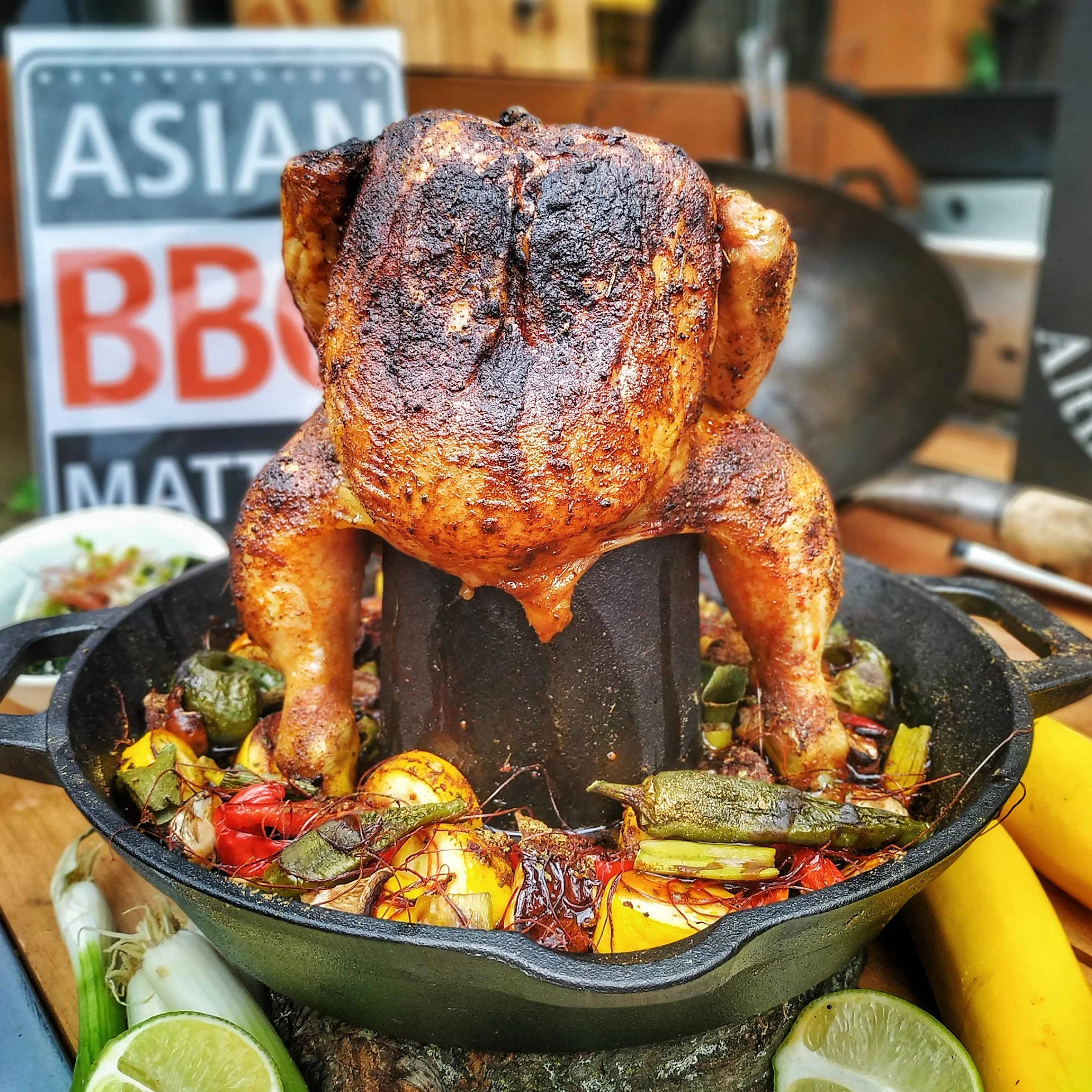BBQ-Toro Gusseisen Hähnchenbräter Ø 28 cm | Ø 6 cm Aroma- Kegel | Geflügelbräter für Grill und Backofen | Chicken Roaster mit Aroma-Kegel und Auffangschale