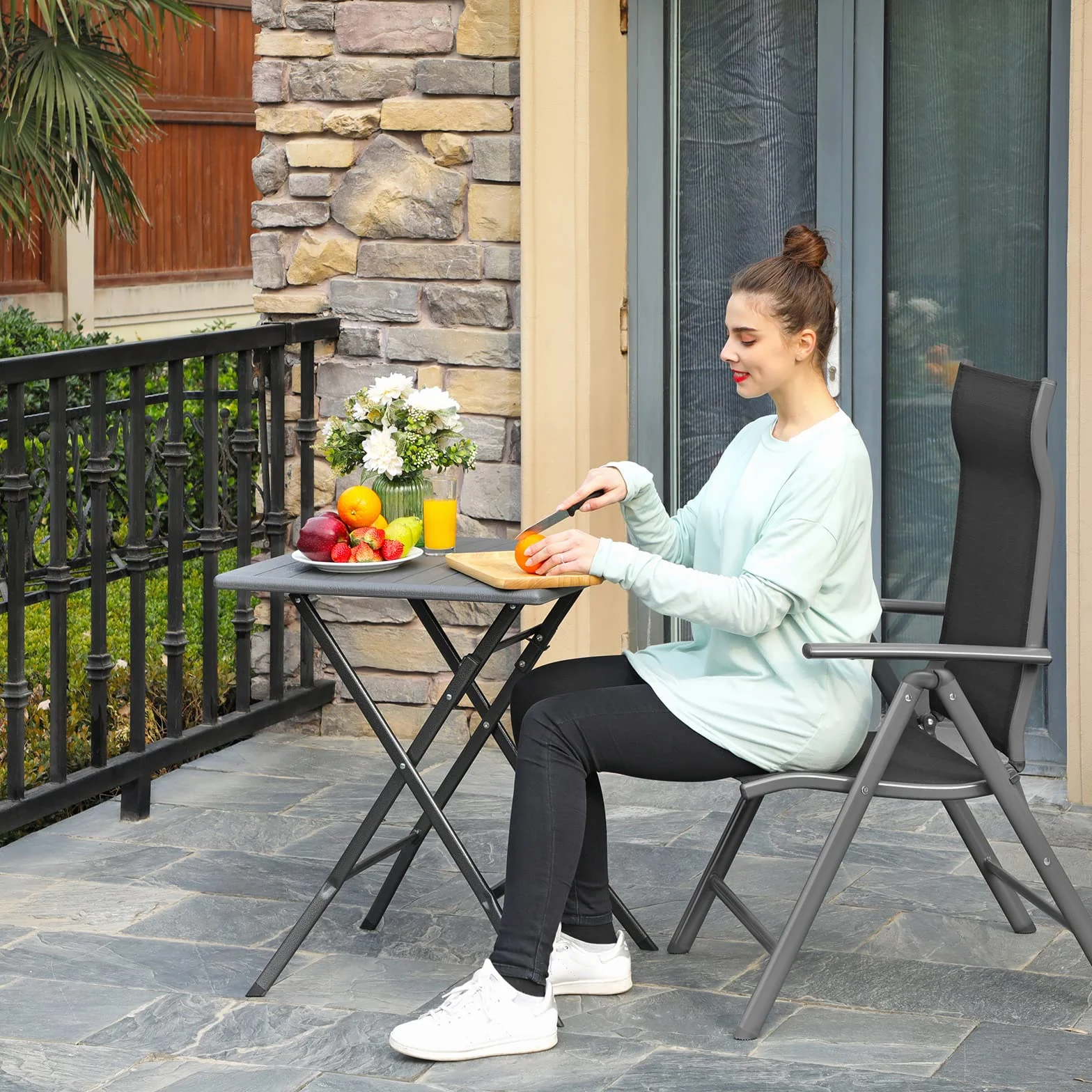SONGMICS Krzesło ogrodowe, krzesło składane, krzesło outdoorowe z wytrzymałym stelażem aluminiowym, oparcie z 8-stopniową regulacją, obciążenie do 120 kg, czarne GCB02BK