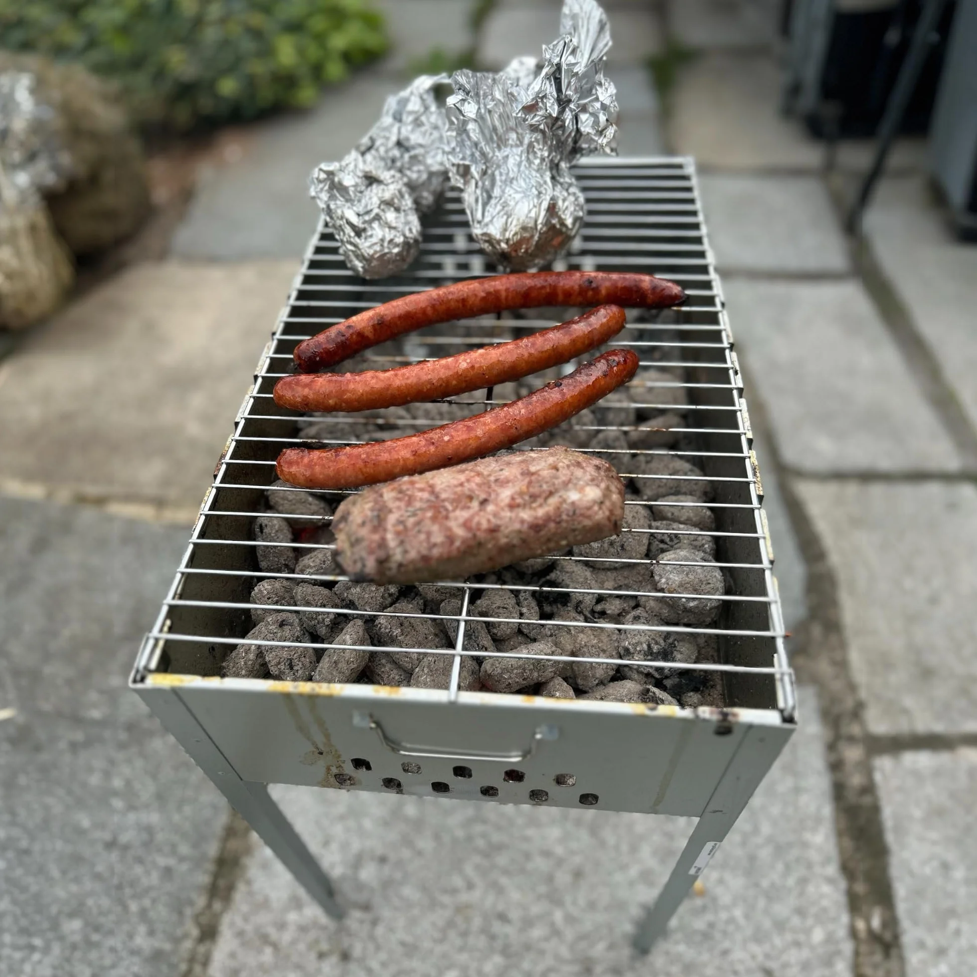 Mangal grill na szpikulce, do szaszłyków, 50 x 30 x 50 cm, w zestawie 6 szpikulców ze stali nierdzewnej i rusztem do grillowania
