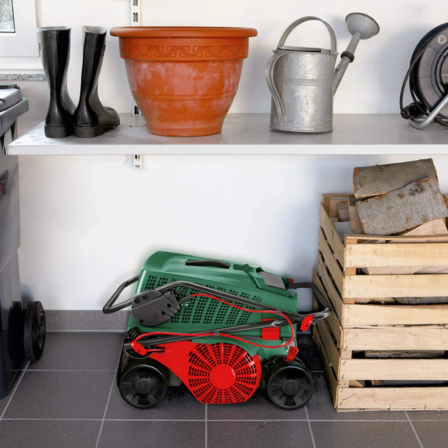 Bosch UniversalRake 900 elektryczny aerator do trawnika (900 W, szerokość robocza: 32 cm, pojemność pojemnika na trawę: 50 l, w kartonie)