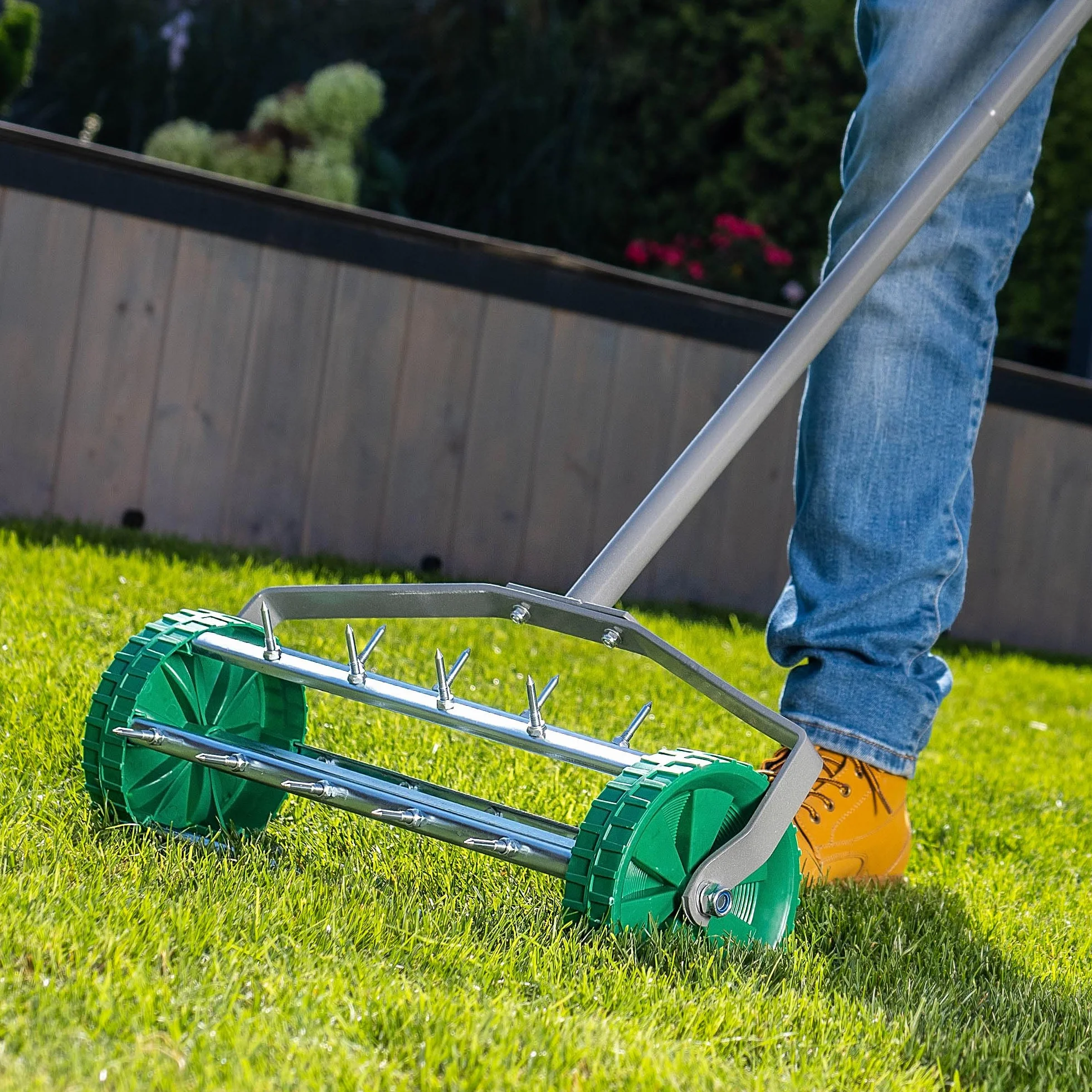 KADAX Ręczny wertykulator, napowietrzacz trawnika z wytrzymałej stali, ręczny aerator z gwoździami 3,3 cm, wentylator podłogowy z ergonomicznym uchwytem, wytrzymały wałek kolczasty (148 cm)