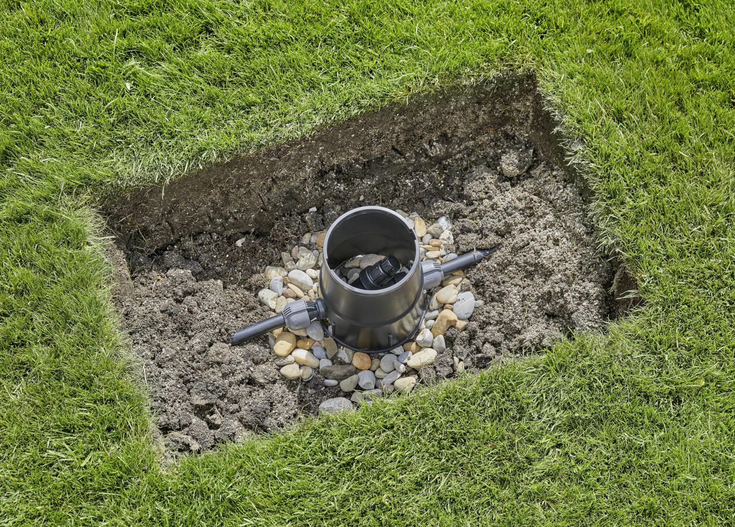 Gardena studzienka zaworowa, mała: Skrzynka zaworowa z pokrywą, do montażu reduktora ciśnienia, montaż podziemny, pasuje do systemu tryskaczy, wpasowuje się w powierzchnię trawnika (1290-20)