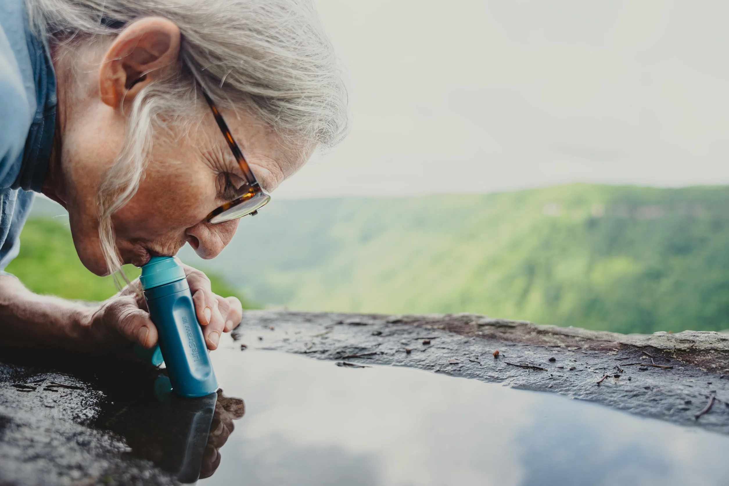 Lifestraw Peak Series Solo - indywidualny filtr wody do wędrówek, biwakowania, podróży, przetrwania, eliminuje bakterie, szkodniki i mikroplastiki, niebieska malina