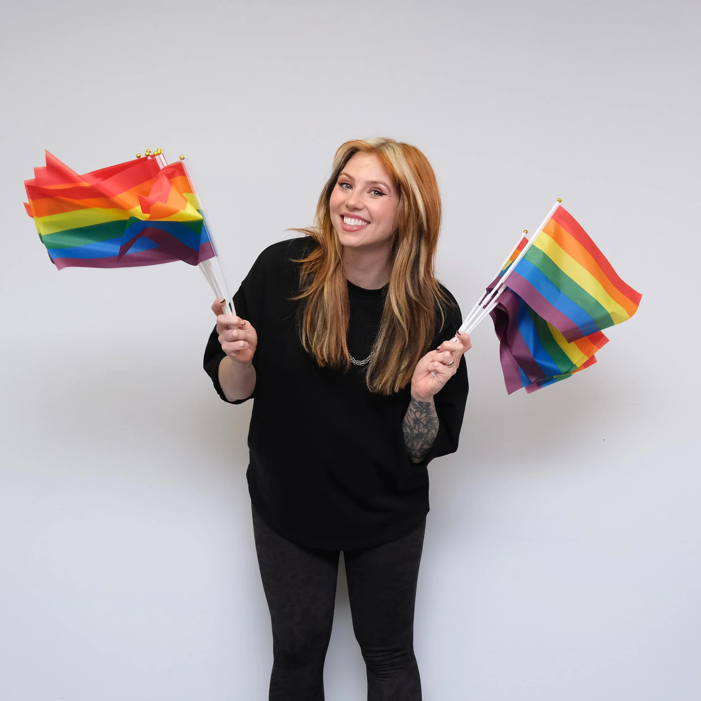 TRIXES 15 sztuk tęczowych flag machających – LGBTQ+ Pride / NHS banery z patyczkami na dłonie, akcesoria na imprezę paradę, festiwal, dekoracje ścienne do domu, samochodu i ogrodu, słupy 20 x 28 cm /