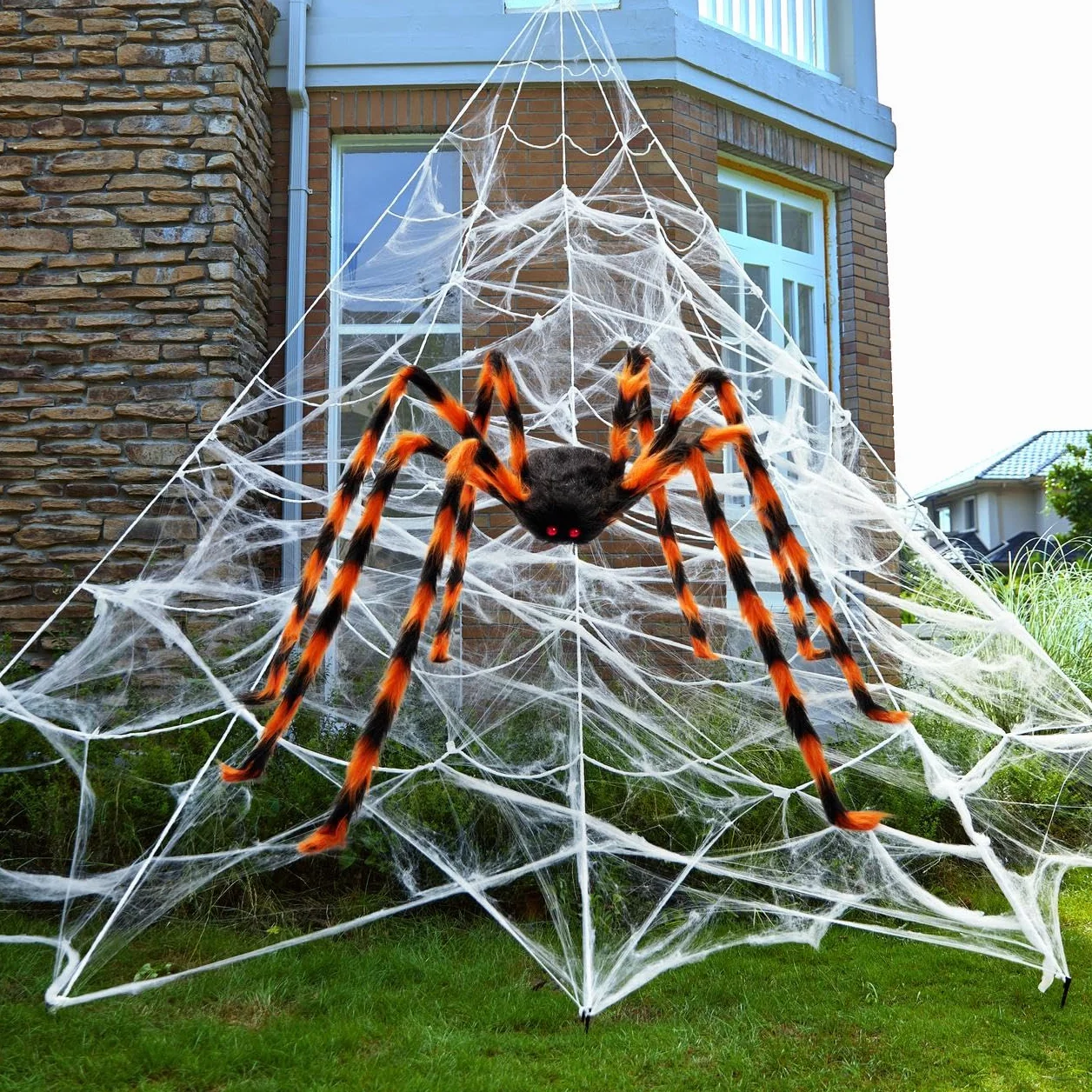 JOYIN Dekoracja pajęczyny na Halloween, 150 cm, duży pająk 4,0 x 4,8 m, duża trójkątna sieć pajęczyna, idealna do nawiedzonych domów wewnątrz i na zewnątrz, na imprezy halloweenowe i cmentarskie