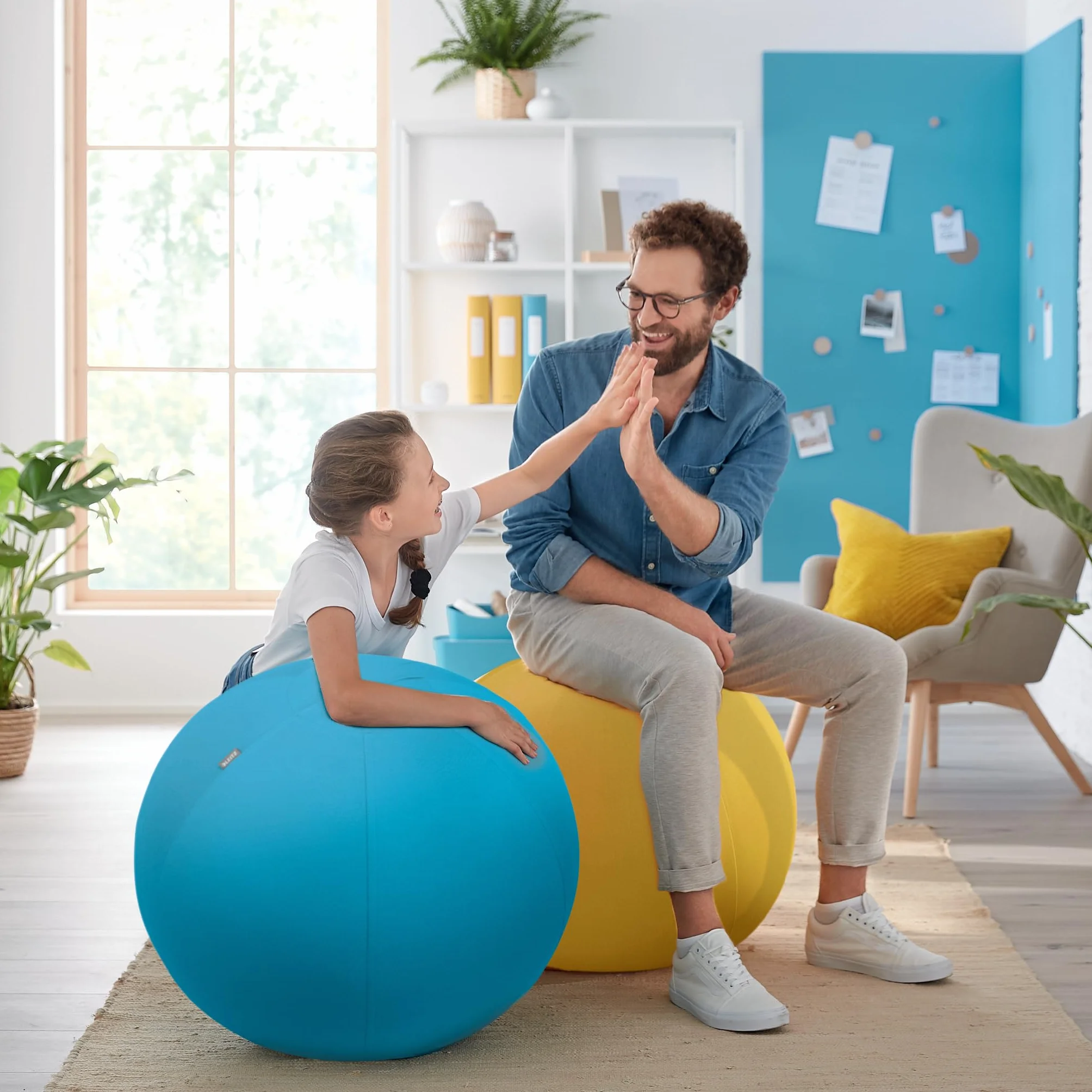 Leitz, Ergonomiczna Piłka do Aktywnego Siedzenia Leitz Ergo Cosy, Średnica 65 cm, Poszewka w 100% z Tkaniny, Ręczna Pompka, 2 Zatyczki, Kolor Ciepły Żółty (52790019)