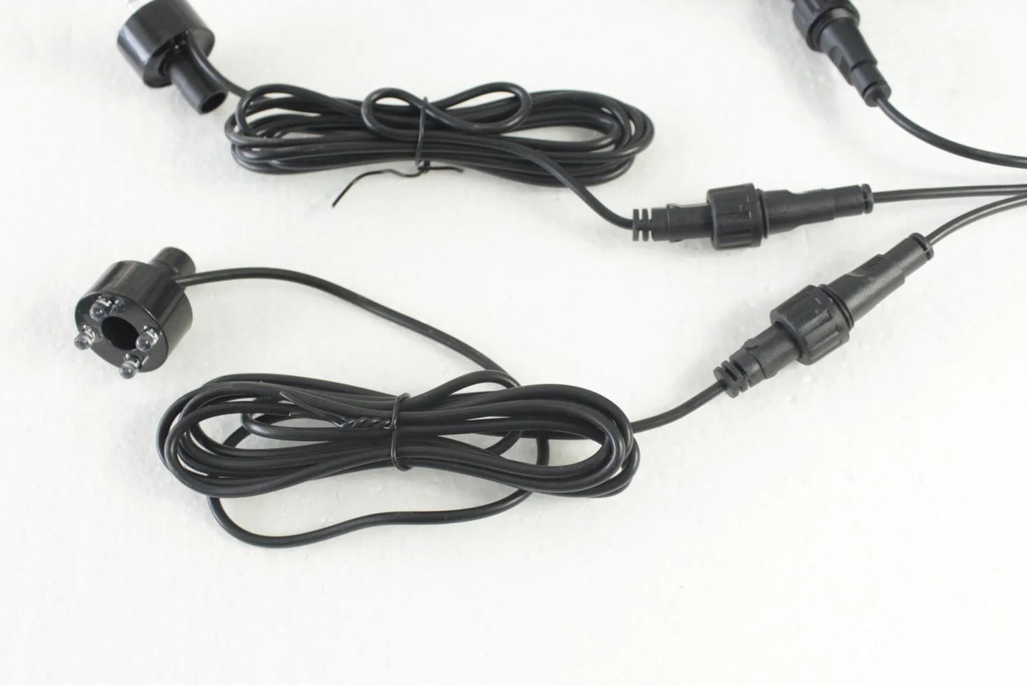 Pompa do fontanny z oświetleniem LED – kompletny zestaw zawierający 3x diody LED do kamienia źródlanego, rozdzielacz 3-drożny, wąż ½", zasilacz 12 V i kabel 5 m – idealna do fontann ogrodowych i