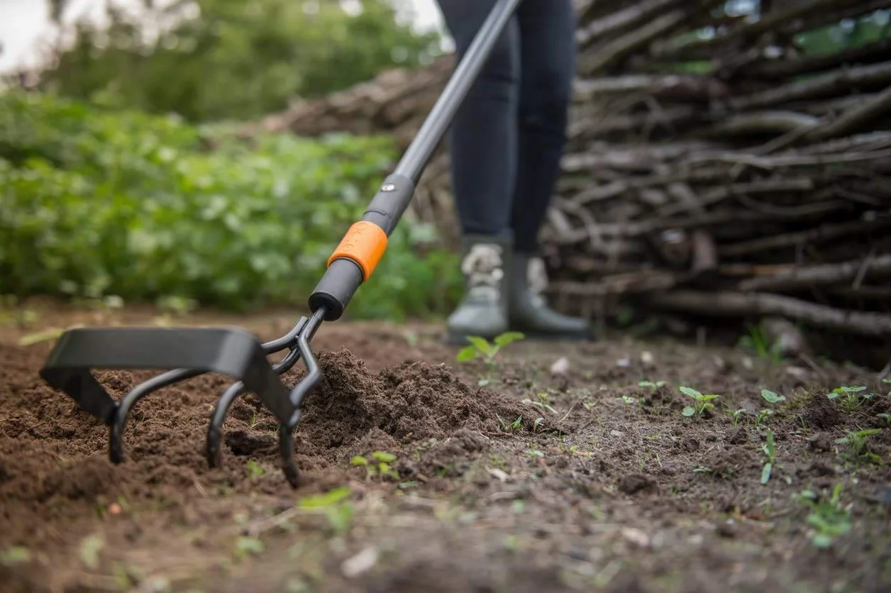 Fiskars Kultywator z motyką, Dwa narzędzia w jednym: kultywator i motyka, Głowica, Czarno-pomarańczowy, QuikFit, 1000681