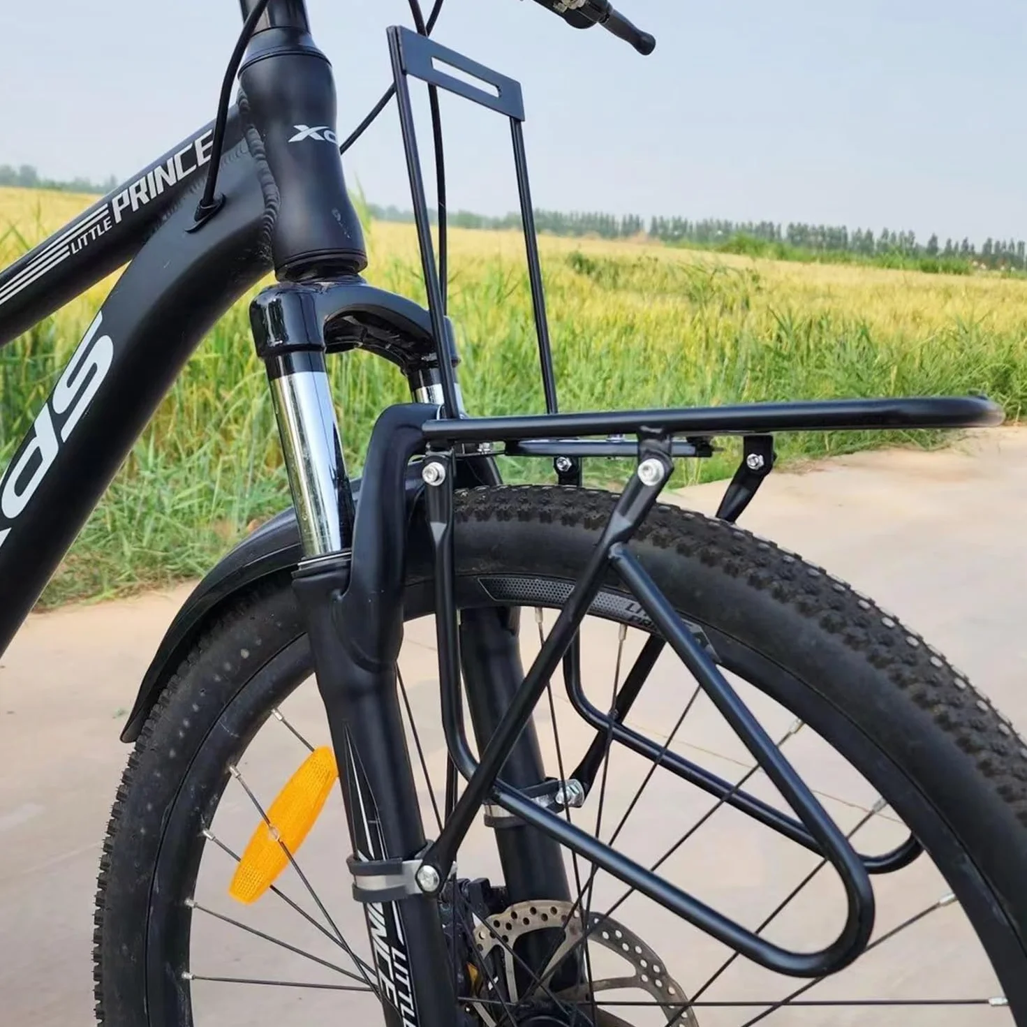 Bagażnik rowerowy przedni z nakrętką zabezpieczającą Udźwig 20 kg Bagażnik rowerowy Półka bagażowa Możliwość montażu kosza rowerowego na wycieczki rowerowe Kemping