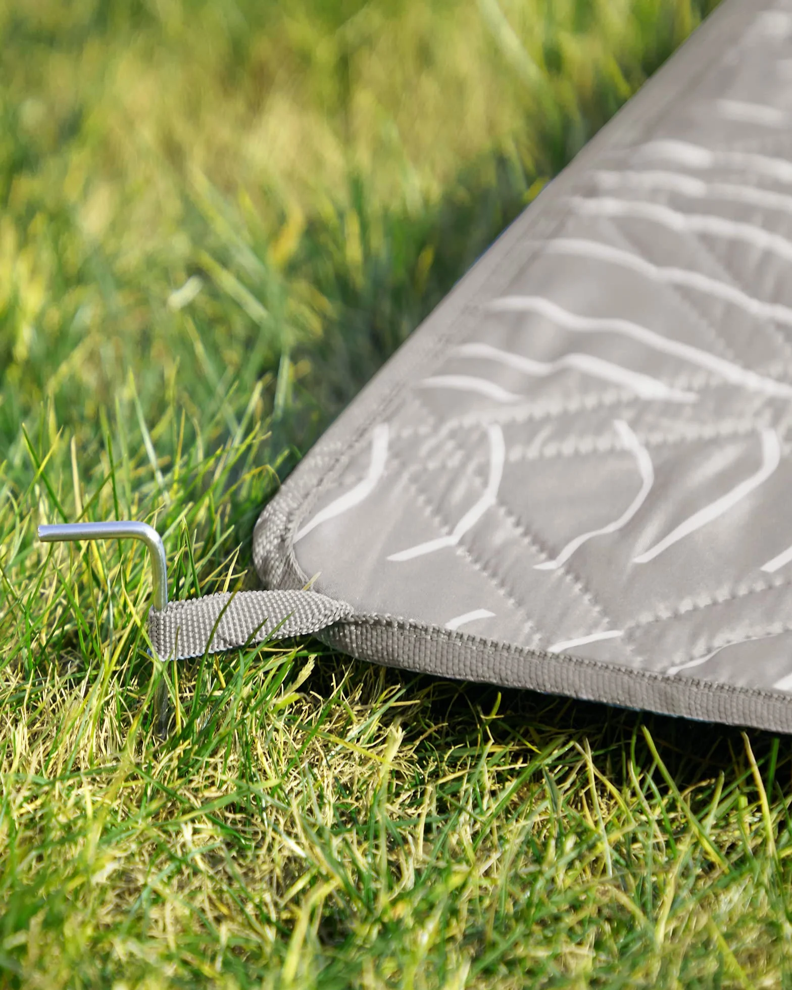 SONGMICS GCM010B02 Koc piknikowy 200 x 200 cm, z 4 śledziami, duża mata piknikowa do parku, na plażę, wodoodporny, można prać w pralce, składany, wzór liści, khaki