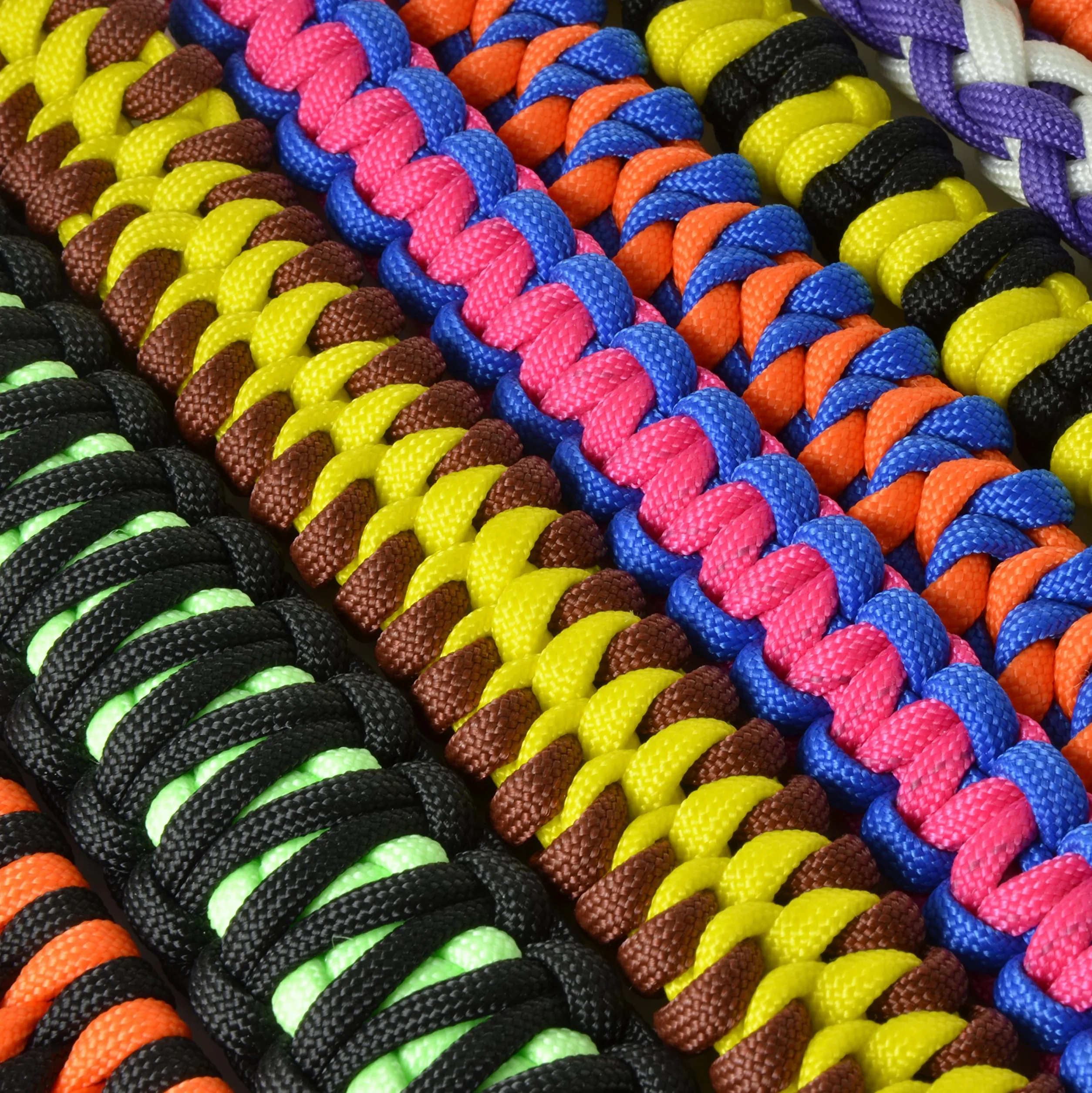 Paracord 550 linka nylonowa/poliestrowa o długości 30 m, z 7 rdzeniowymi pasmami do bransoletek, linek, naszyjników, linka o grubości 4 mm, linka wielofunkcyjna, linka survivalowa, obciążenie do 250 kg