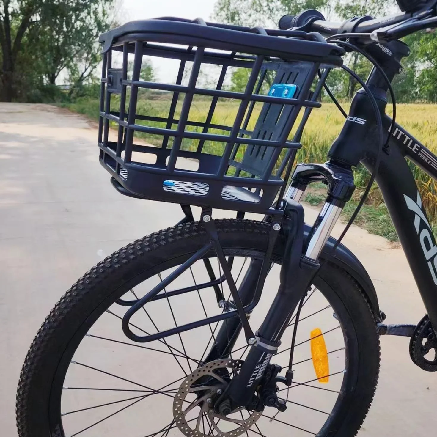 Bagażnik rowerowy przedni z nakrętką zabezpieczającą Udźwig 20 kg Bagażnik rowerowy Półka bagażowa Możliwość montażu kosza rowerowego na wycieczki rowerowe Kemping
