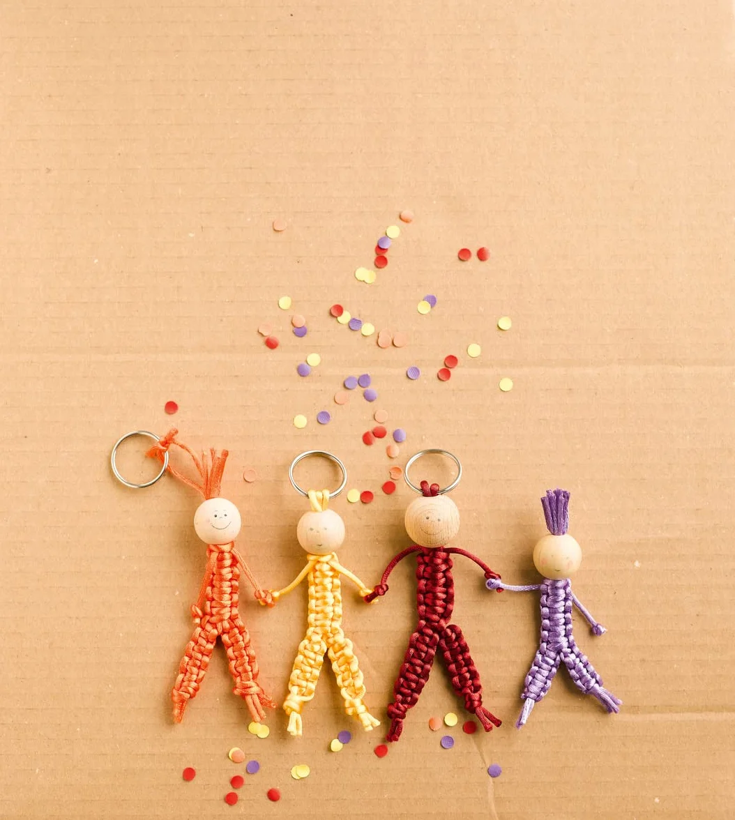 Kreativ-Set Makramee Kids: Buch mit Grundlagen und Anleitungen für tolle Makramee-Projekte, Garn in 4 Farben, Holzring und Schlüsselanhänger für Regenbogen und Schlüsselanhänger (Buch plus Material)