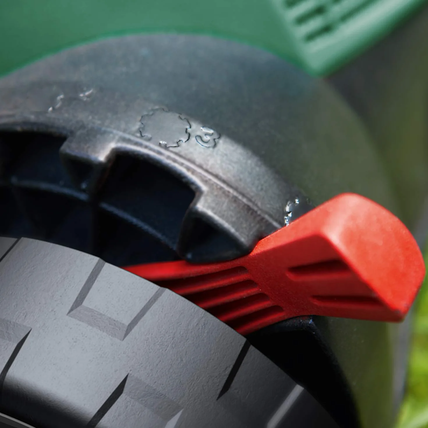 Bosch UniversalRake 900 elektryczny aerator do trawnika (900 W, szerokość robocza: 32 cm, pojemność pojemnika na trawę: 50 l, w kartonie)