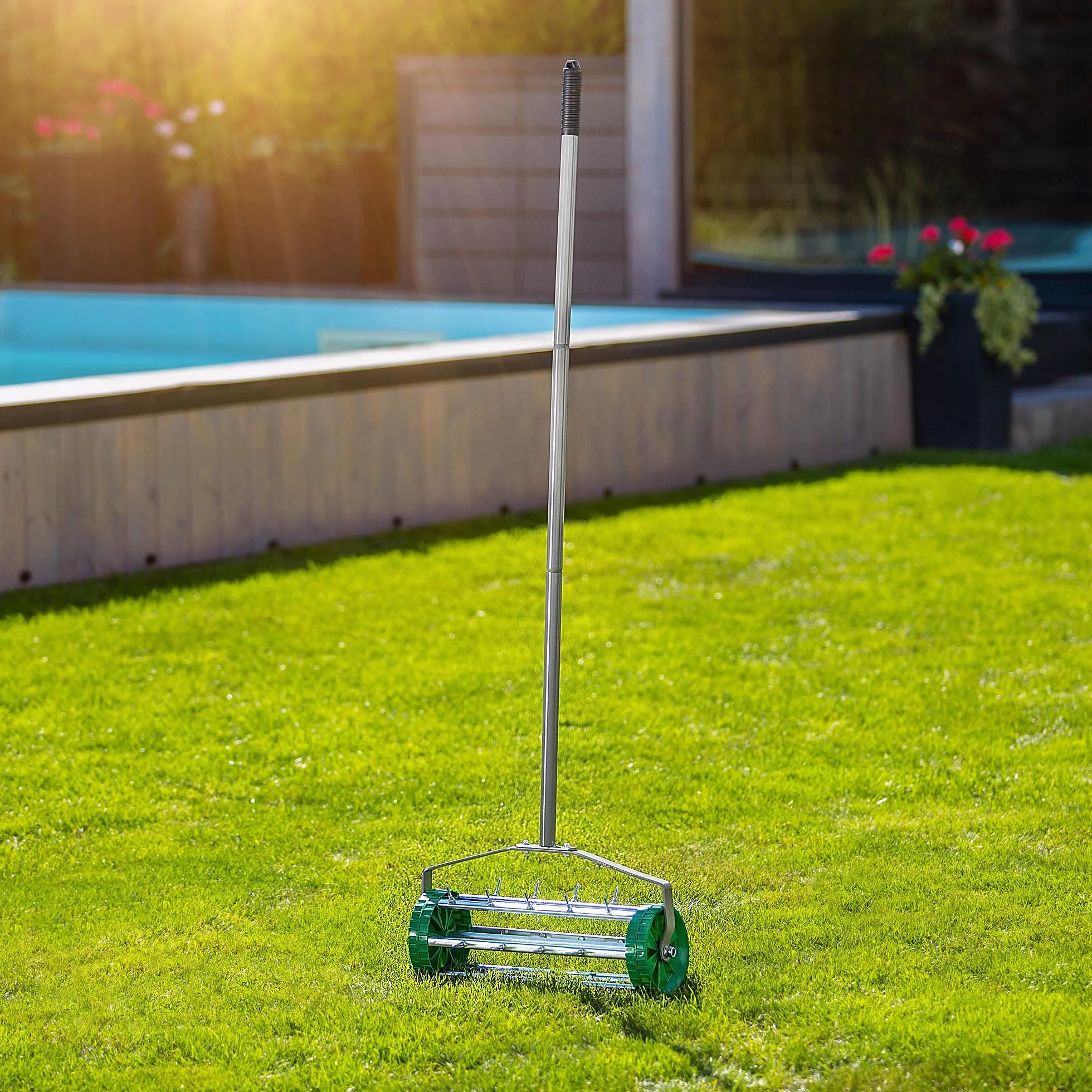 KADAX Ręczny wertykulator, napowietrzacz trawnika z wytrzymałej stali, ręczny aerator z gwoździami 3,3 cm, wentylator podłogowy z ergonomicznym uchwytem, wytrzymały wałek kolczasty (148 cm)