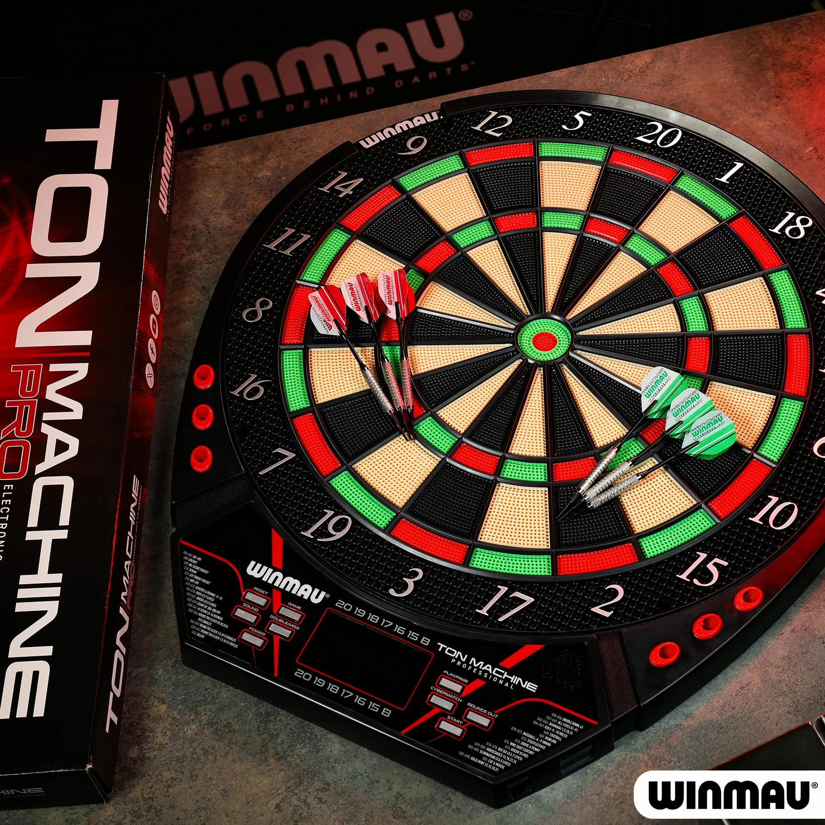 Winmau Darts - Ton Machine Elektroniczna tarcza do rzutek z ponad 90 grami i cyfrową tablicą wyników dla 8 graczy - 2 zestawy rzutek z miękką końcówką, linia oche & plastikowe końcówki do rzutek