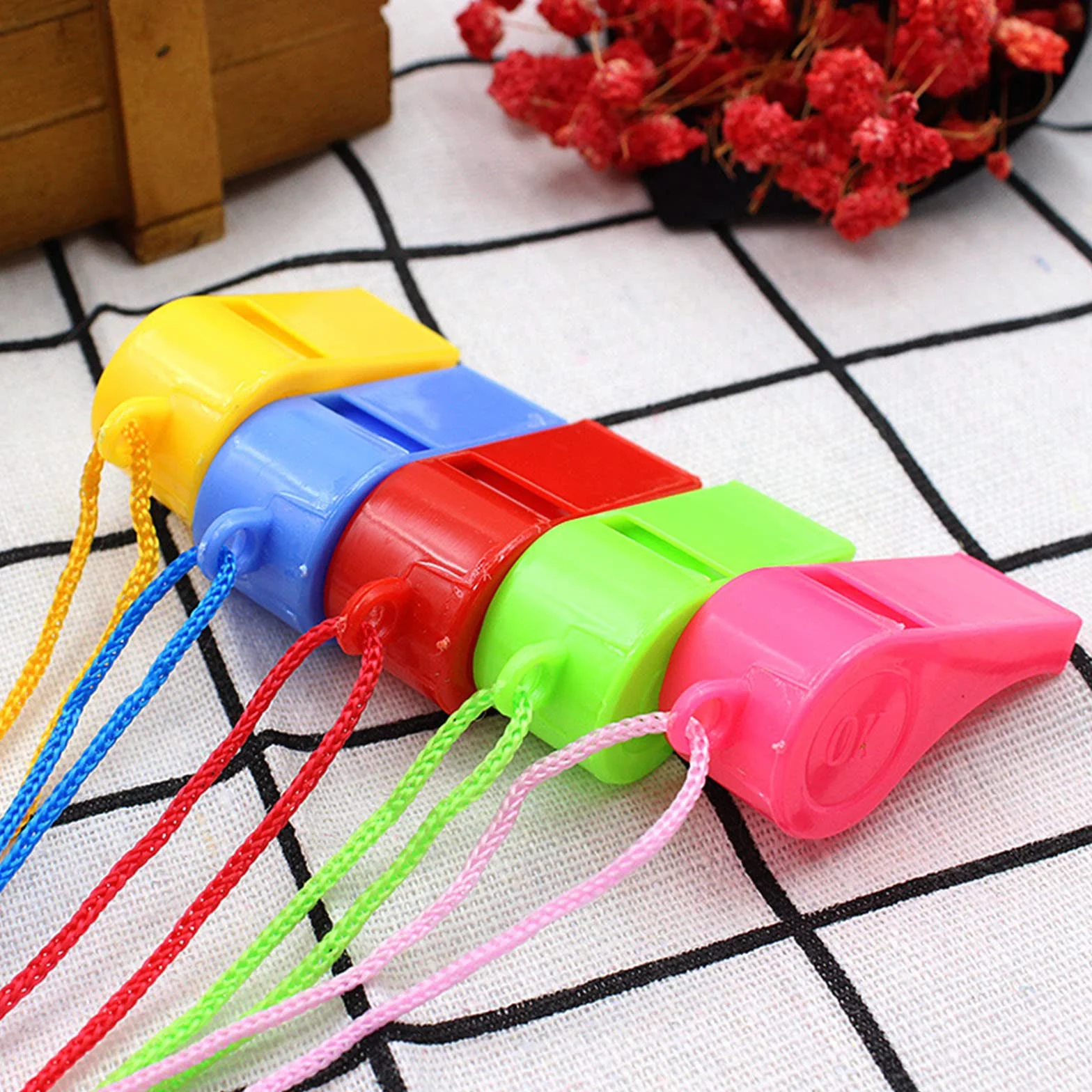 YUEMING 5 sztuk Plastikowe gwizdki na kółkach, Whistle Arbiter dziecięcy trener głośny gwizdek ze sznurkiem do koszykówki sportowej 4,8 x 2,2 cm kolor losowy