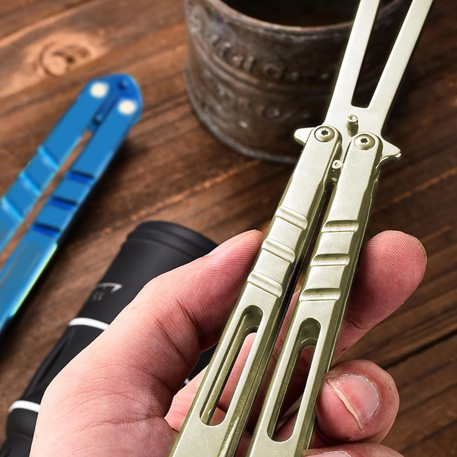 Butterfly Trainer nóż motylkowy do ćwiczeń, nieostrzone ostrze, grzebień ze stali nierdzewnej, do noży treningowych Balisong, dla początkujących (biały + niebieski)