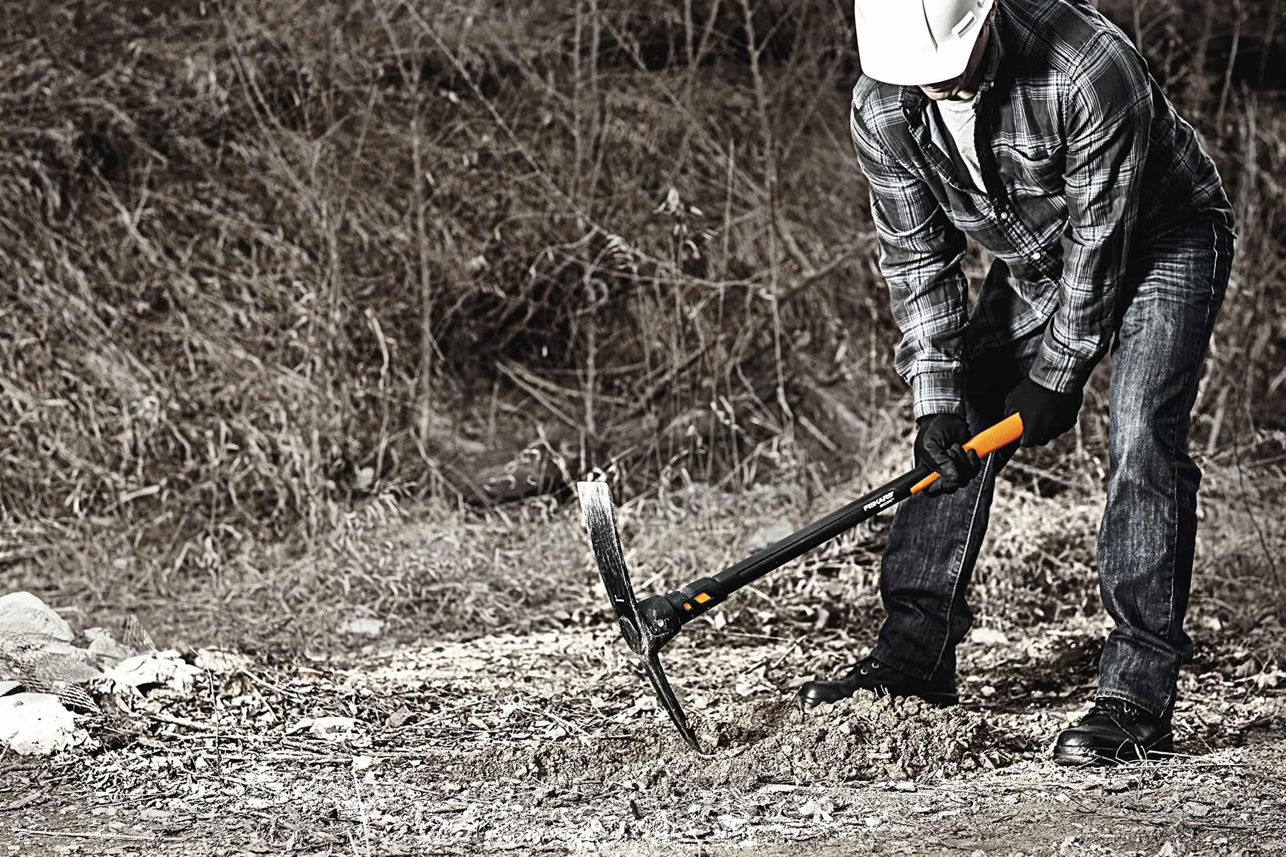 Fiskars Kilof IsoCore L do ciężkiej pracy na ciężkich, kamienistych glebach, Długość: 91 cm, Waga: 3,4 kg, Czarny/ pomarańczowy, 1020166