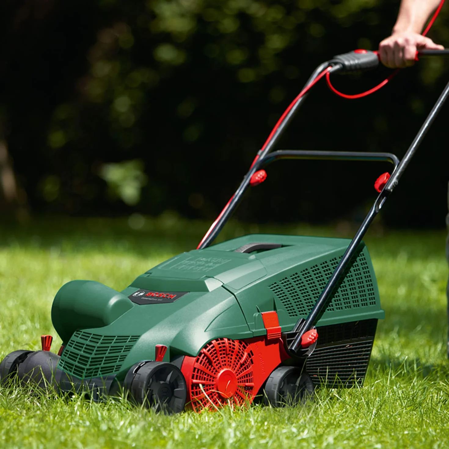 Bosch UniversalRake 900 elektryczny aerator do trawnika (900 W, szerokość robocza: 32 cm, pojemność pojemnika na trawę: 50 l, w kartonie)