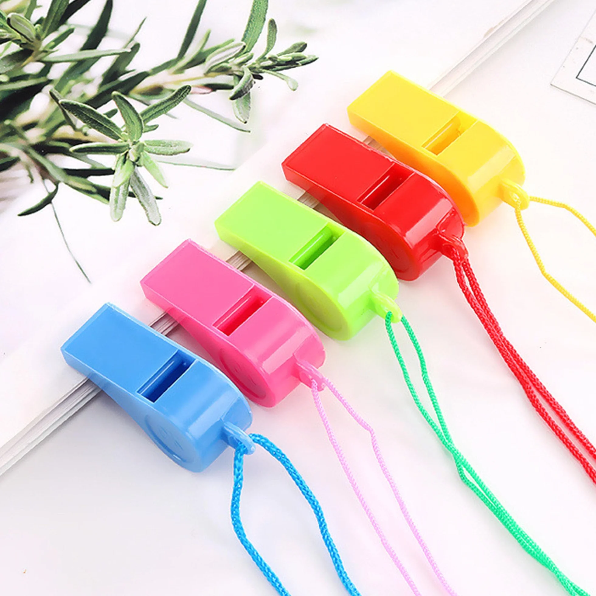 YUEMING 5 sztuk Plastikowe gwizdki na kółkach, Whistle Arbiter dziecięcy trener głośny gwizdek ze sznurkiem do koszykówki sportowej 4,8 x 2,2 cm kolor losowy