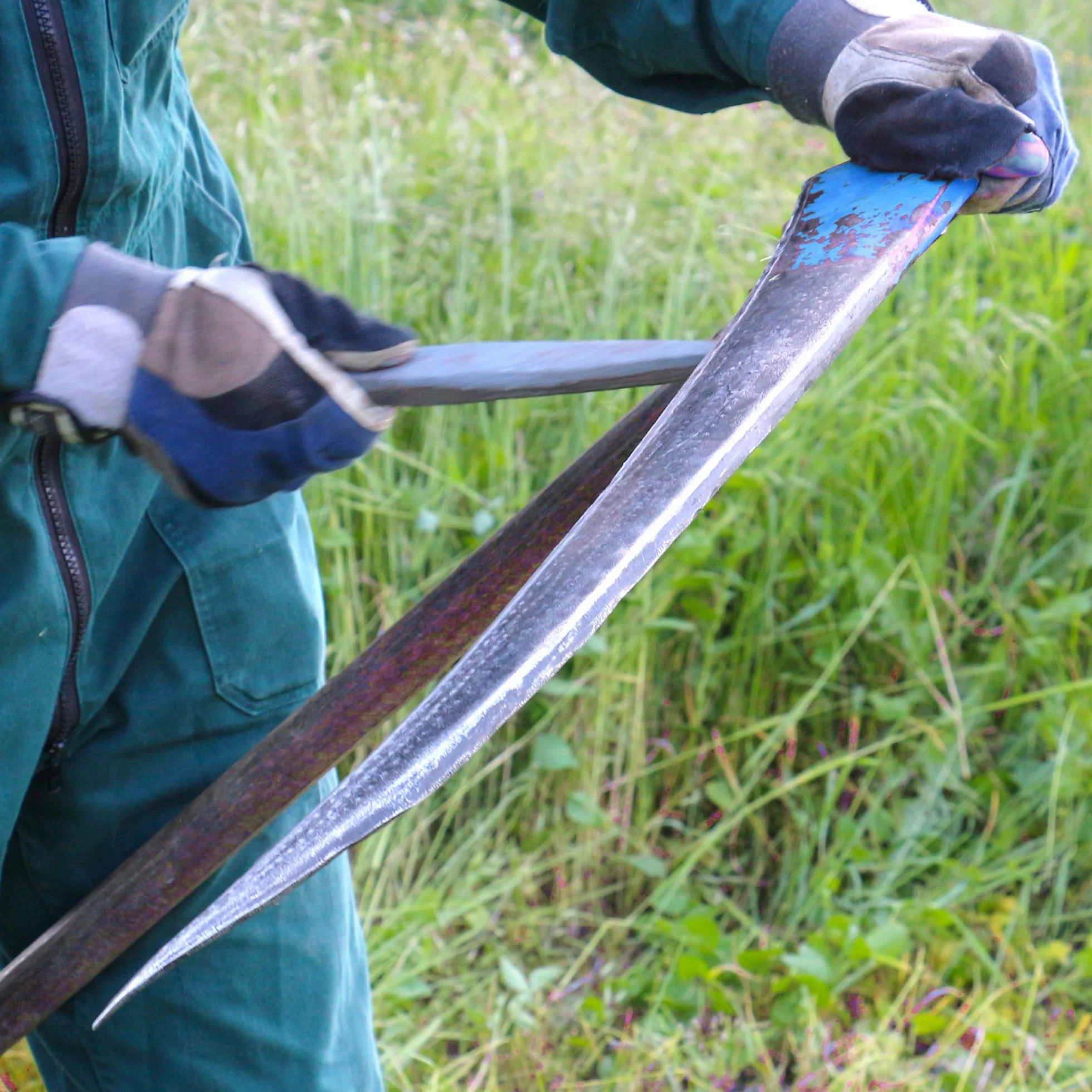 Kosa Ręczna Do Trawy Długa 90 cm Ostrzona Metalowa Kosa Wyprofilowana Solidna i Lekka Stalowa Sierp Ogrodowy